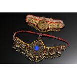 2 Diverse Teile afghanischer Choker und Stirnschmuck mit Glassteinen, Plättchen und Perlen auf Stof