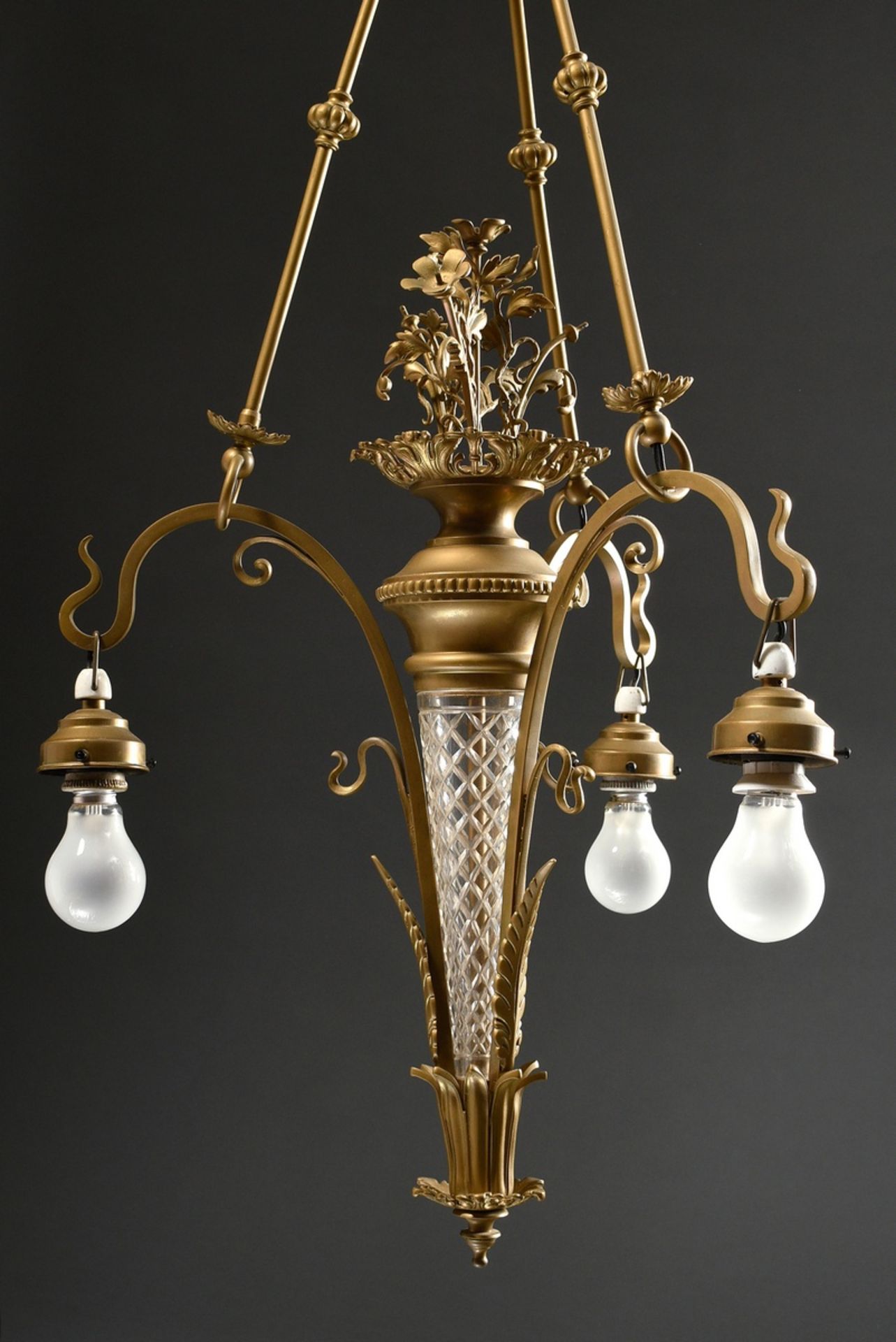 Wilhelminische Deckenlampe mit 3 Glasschirmen, H. 107cm, Ø 58cm, 1 Schirm defekt, 1 Schirm ergänzt - Bild 5 aus 9