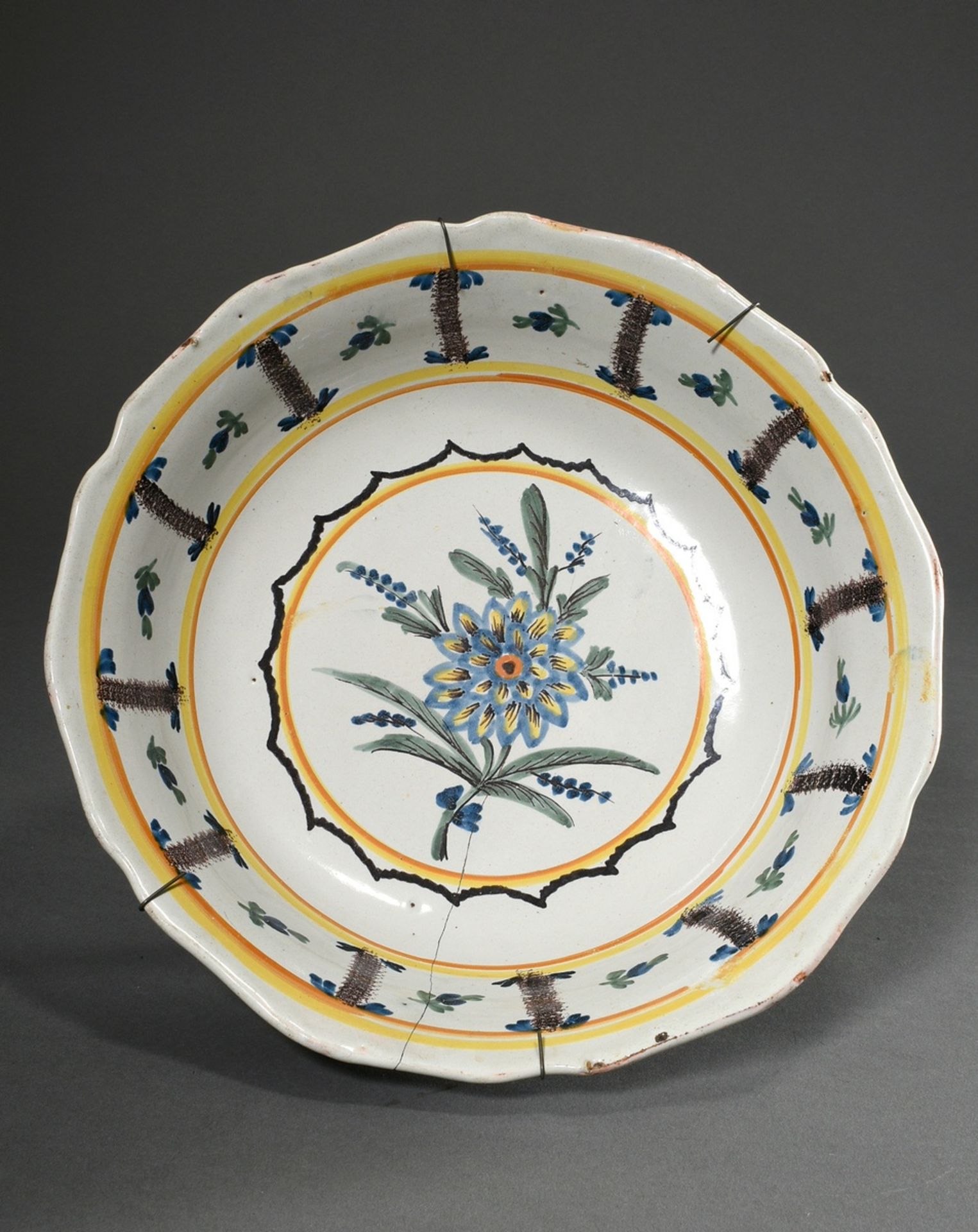 Rural faience bowl with polychrome hot fire colour painting ‘flower’ and wavy rim, h. 9cm, Ø 31cm,  - Image 2 of 5