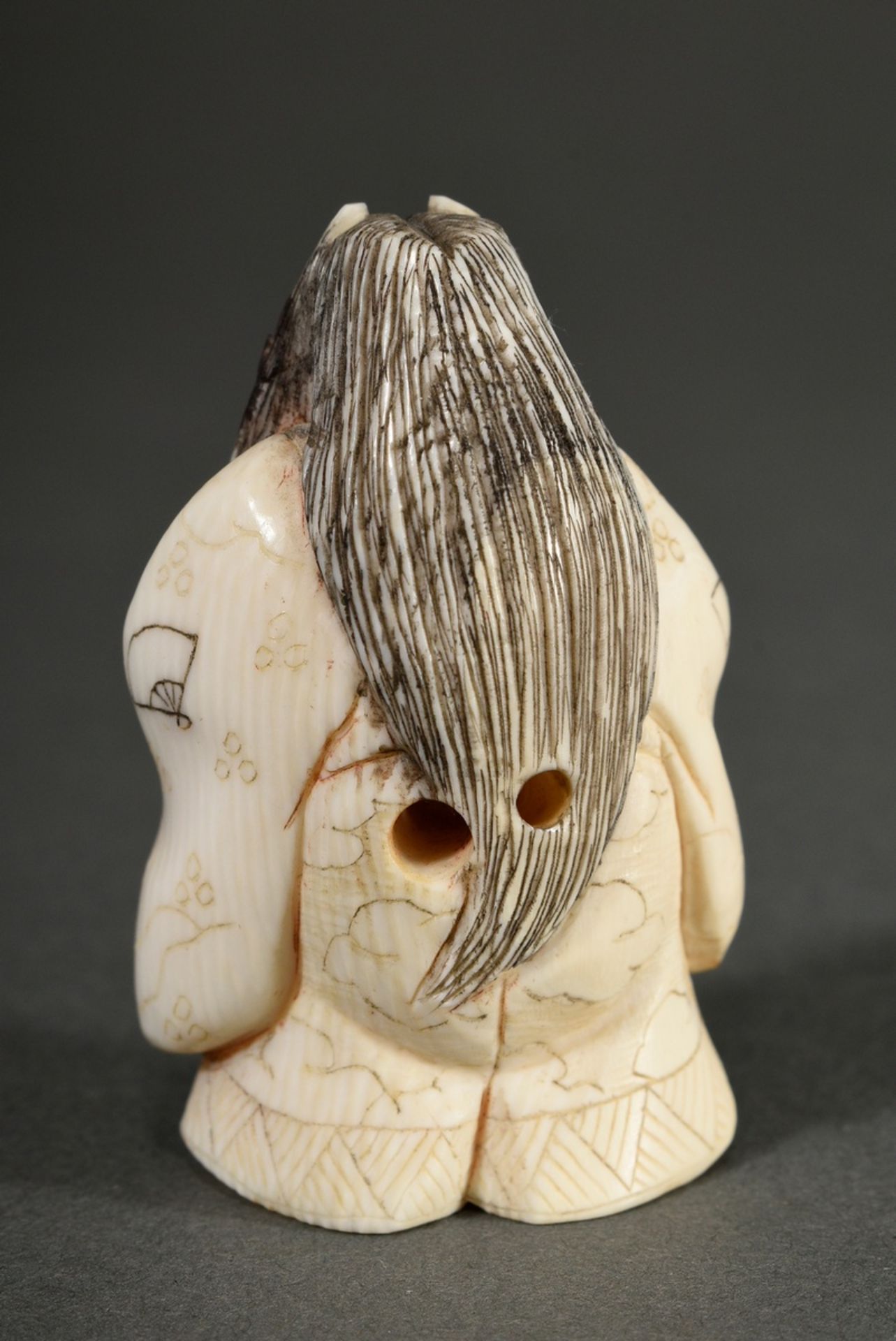 2 Diverse Elfenbein Netsuke und Schnitzerei: "Schauspieler mit Wendekopf und Kalebasse" (sign. Shôz - Bild 10 aus 13