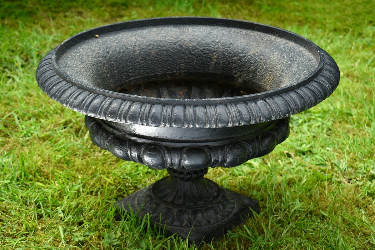 Dark lacquered iron garden vase in classic Façon, h. 36cm, Ø 57cm - Image 3 of 5