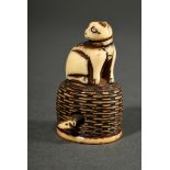 Folkloric stag horn netsuke ‘Cat on basket with moving rat’, beautiful patina, Japan 19th century, 