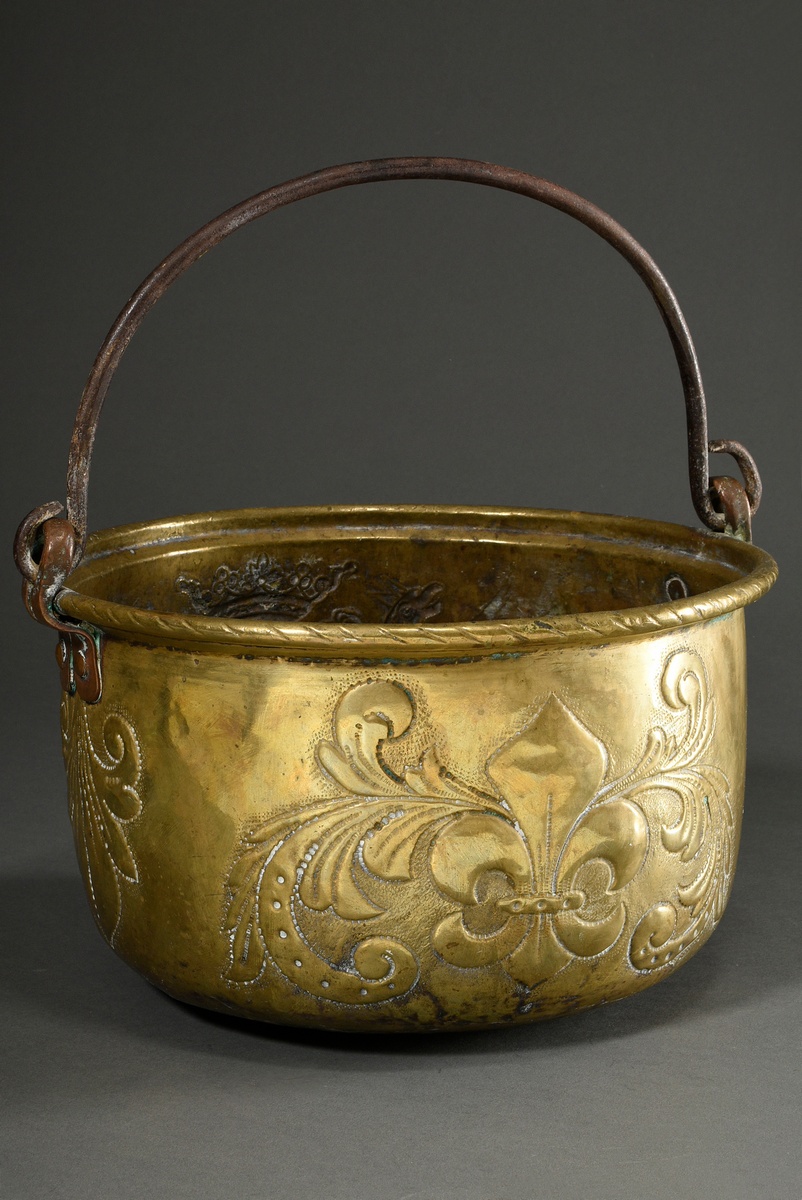 Brass pot with iron handle and embossed decoration ‘Crowned alliance coat of arms with flanking gri - Image 2 of 7