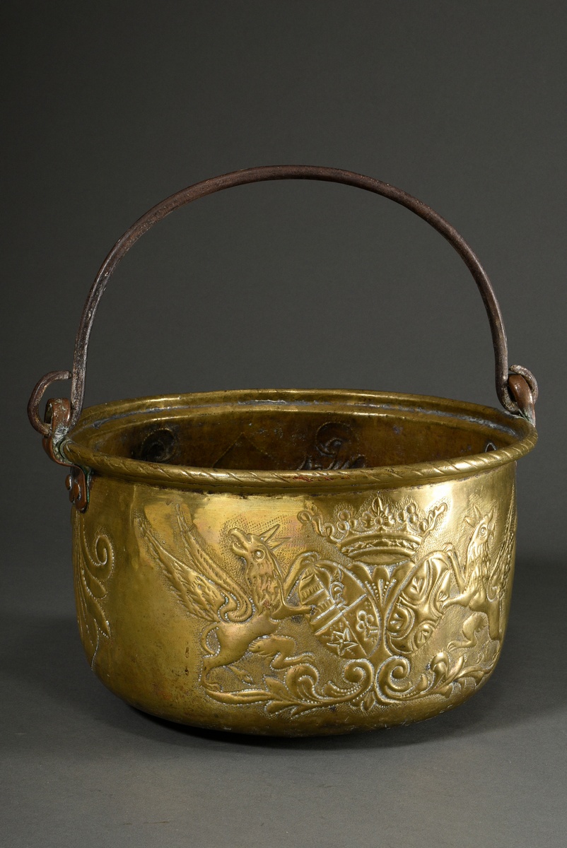 Brass pot with iron handle and embossed decoration ‘Crowned alliance coat of arms with flanking gri