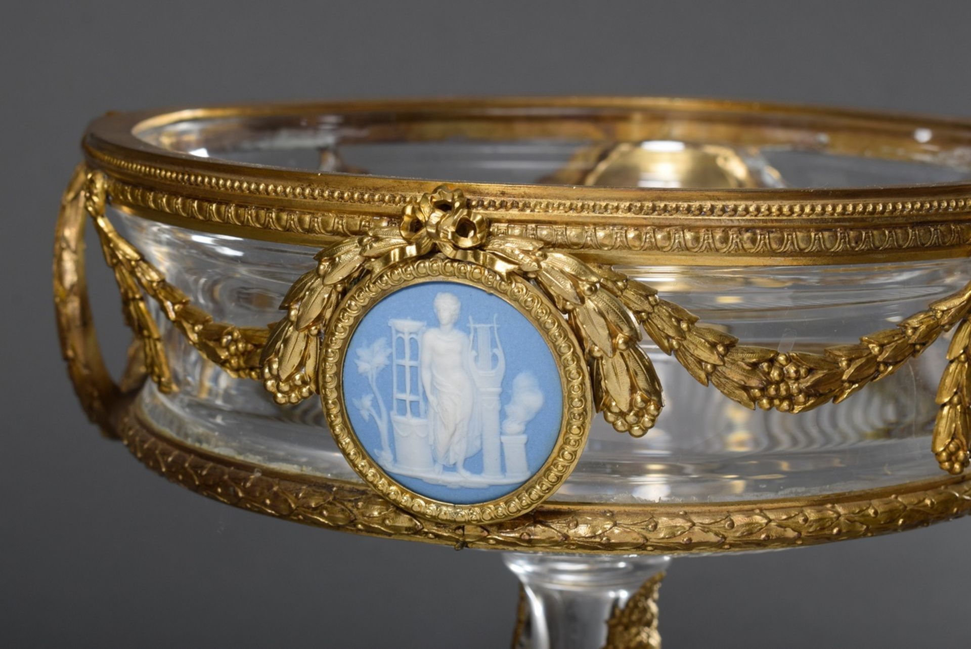 Dekorativer Glas Tafelaufsatz mit Ormolu Fassung im Louis XVI Stil sowie zwei Wedgwood Medaillons u - Bild 2 aus 9