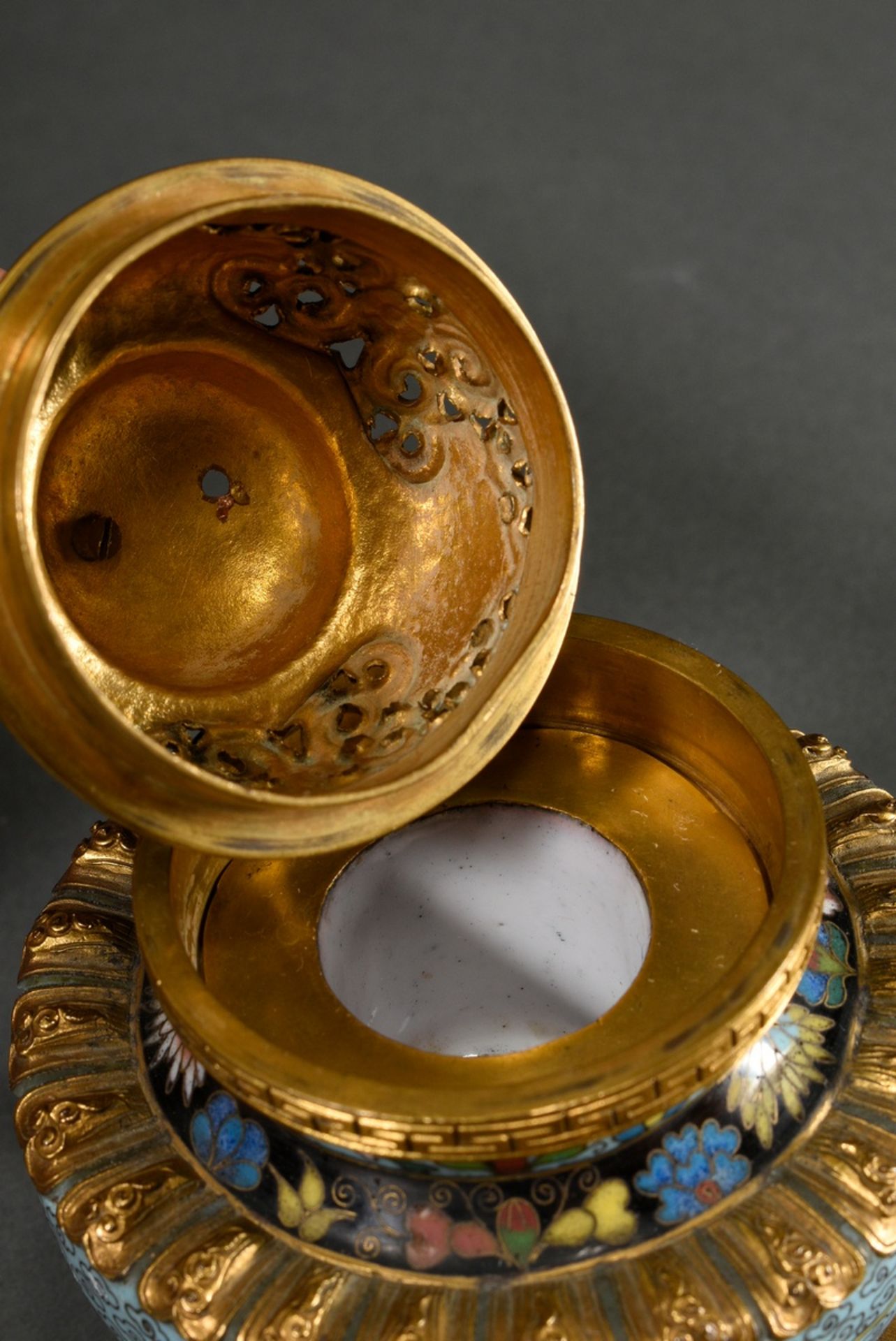 2 Teile Altar-Garnitur mit feuervergoldeten plastischen Drachen und Mascarons auf Cloisonné Korpus  - Bild 14 aus 16