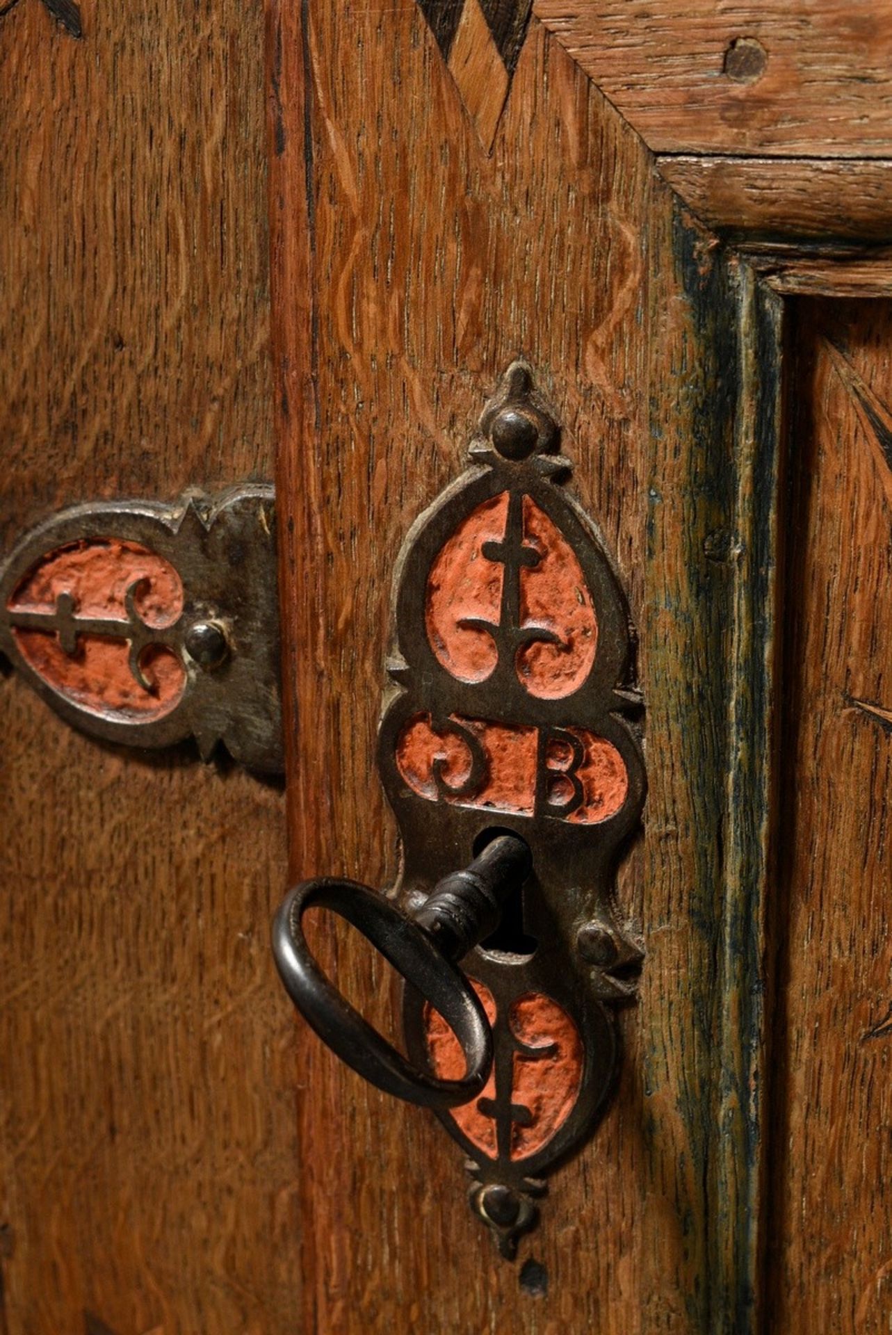 Kleiner Eichen Hängeschrank mit eingelegten Dekorationen "Sterne, Blüten und Schachbrettmuster" sow - Bild 3 aus 7