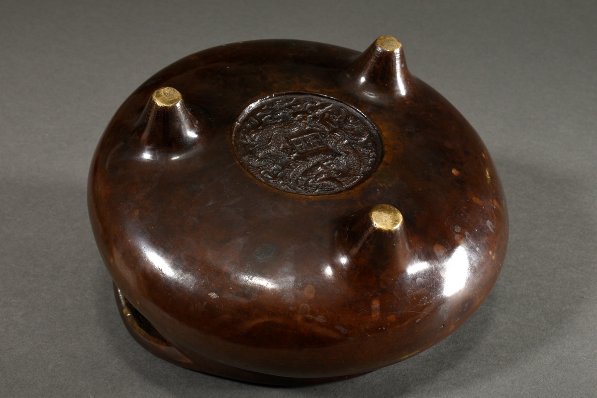 Chinese bronze incense burner on three feet with handles growing out of the rim, 6-character Chongz - Image 6 of 8