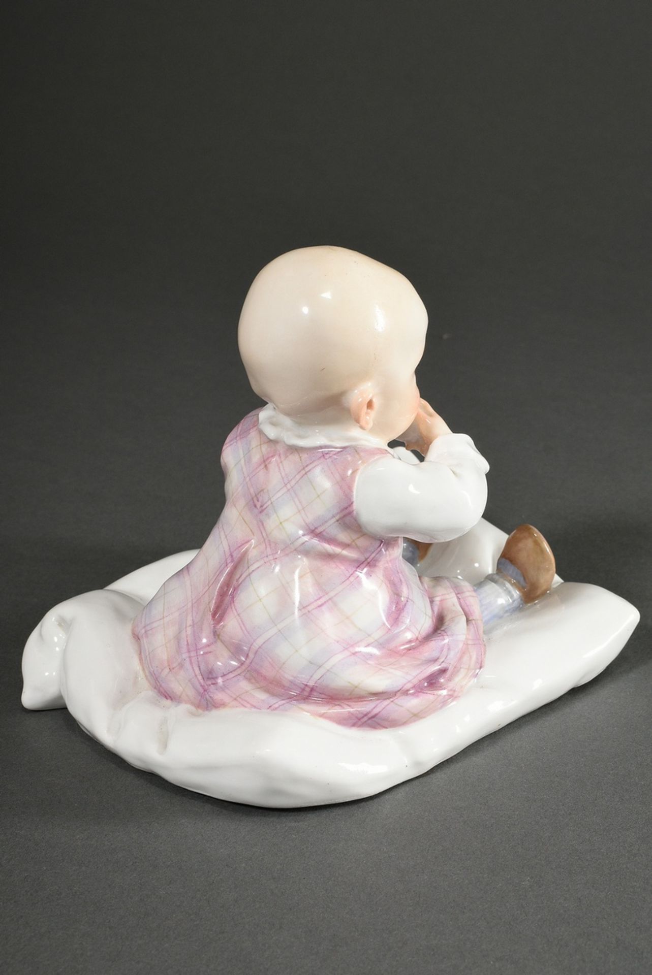 Meissen Figur "Kleinkind auf Kissen", Porzellan polychrom bemalt, Entw.: Konrad Hentschel 1905, Kna - Bild 6 aus 8