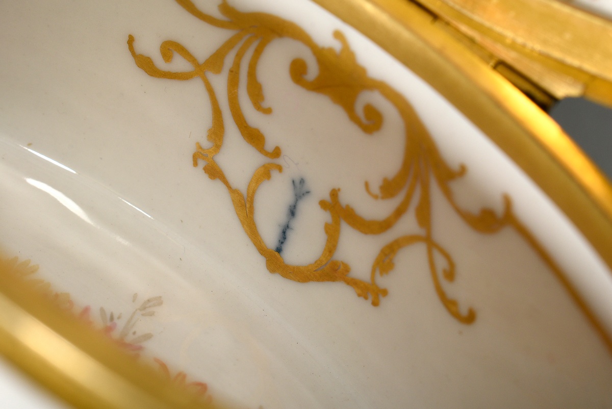 Oval KPM porcelain snuff box in rococo form with soft painting "Blossoms and ornamental lattice", g - Image 6 of 6