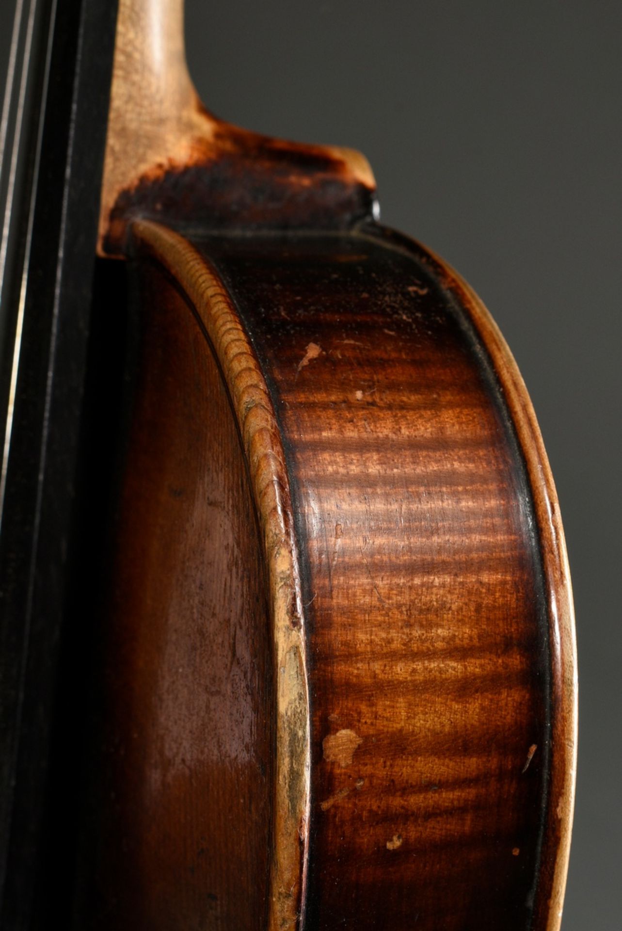 Deutsche Geige, wohl Sachsen um 1900, ohne Zettel, geteilter und leicht geflammter Boden, spielbar, - Bild 6 aus 8