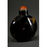 Light tortoiseshell snuffbottle in bulbous round shape, stopper with silver-set agate cabochon, Chi