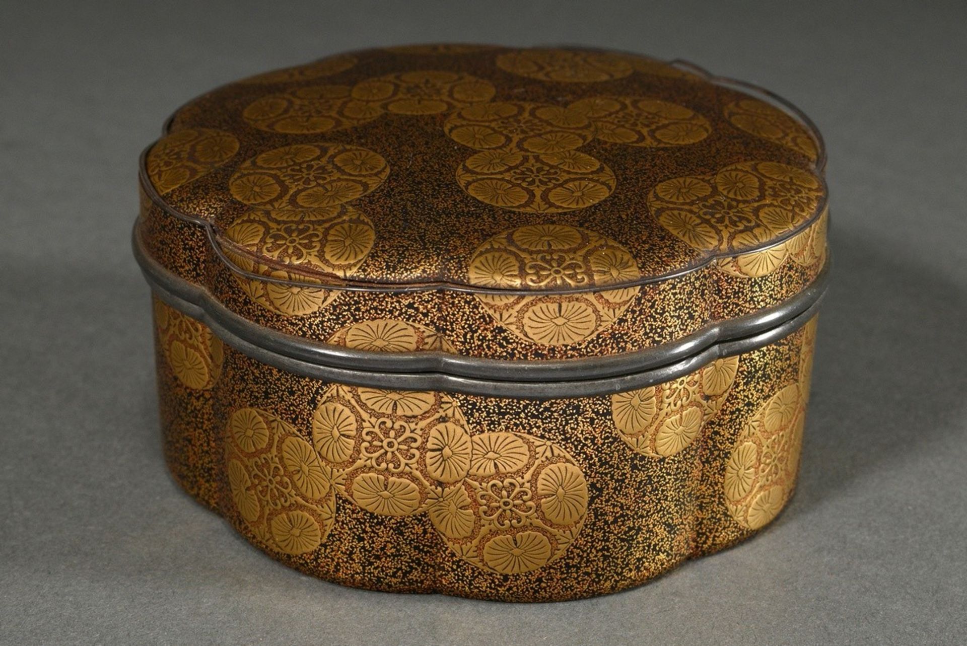 Flower-shaped eight-pass Urushi lacquer box with "Chrysanthemum Mons", loose lead rim on top, Japan - Image 2 of 6