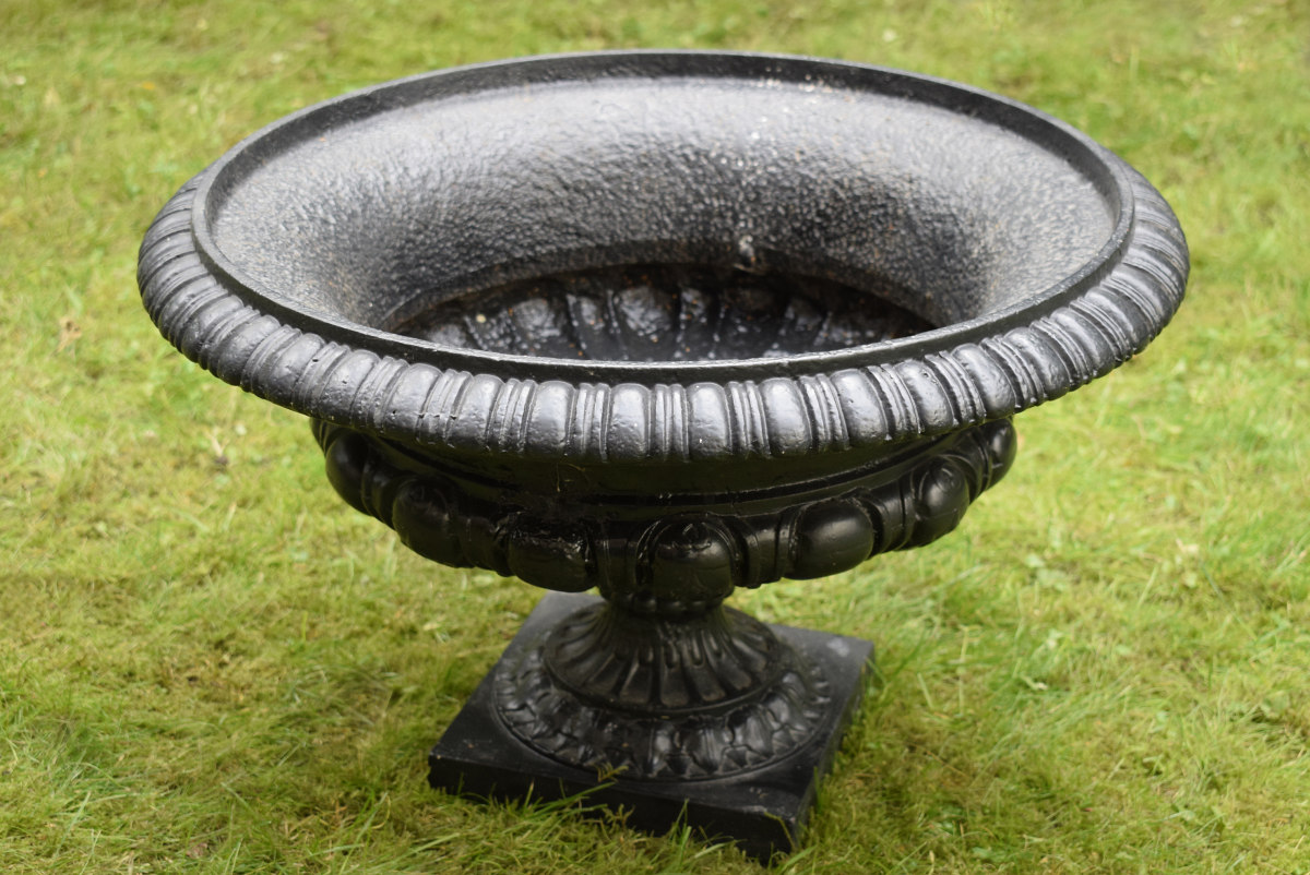 Dark lacquered iron garden vase in classic Façon, h. 36cm, Ø 57cm - Image 2 of 5