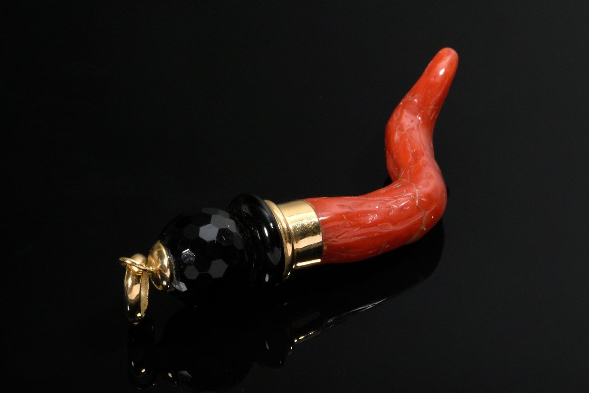 Korallen Cornicello Anhänger mit Onyx und Gelbgold 750 Fassung, Italien 20.Jh., 9g, L. 5,5cm, rest. - Bild 2 aus 3