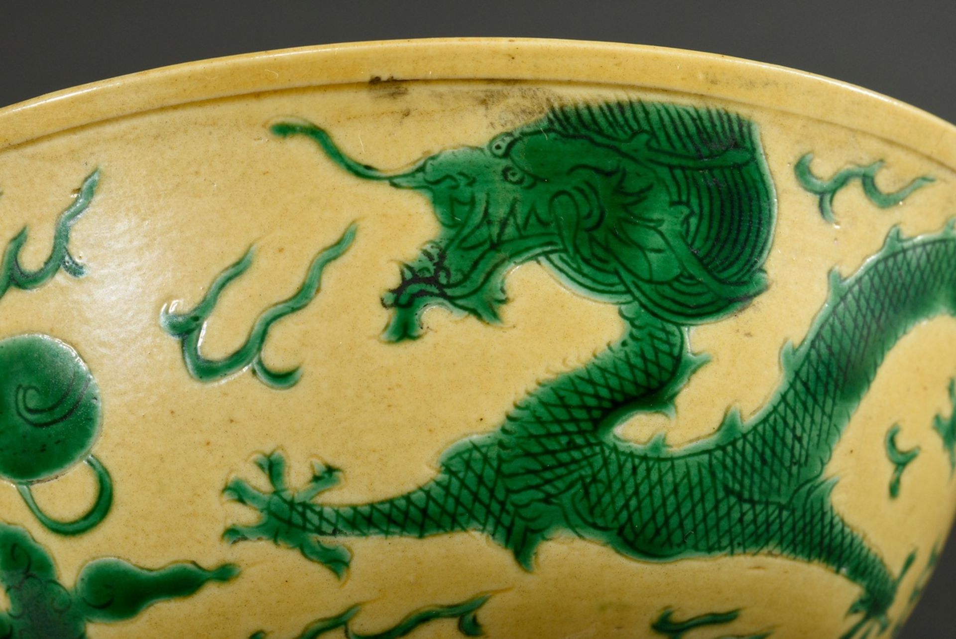 2 Pieces Chinese bowl (h. 7cm, Ø 16cm) and plate (Ø 17.5cm) with Sancai painting "Dragon" on the bo - Image 9 of 10