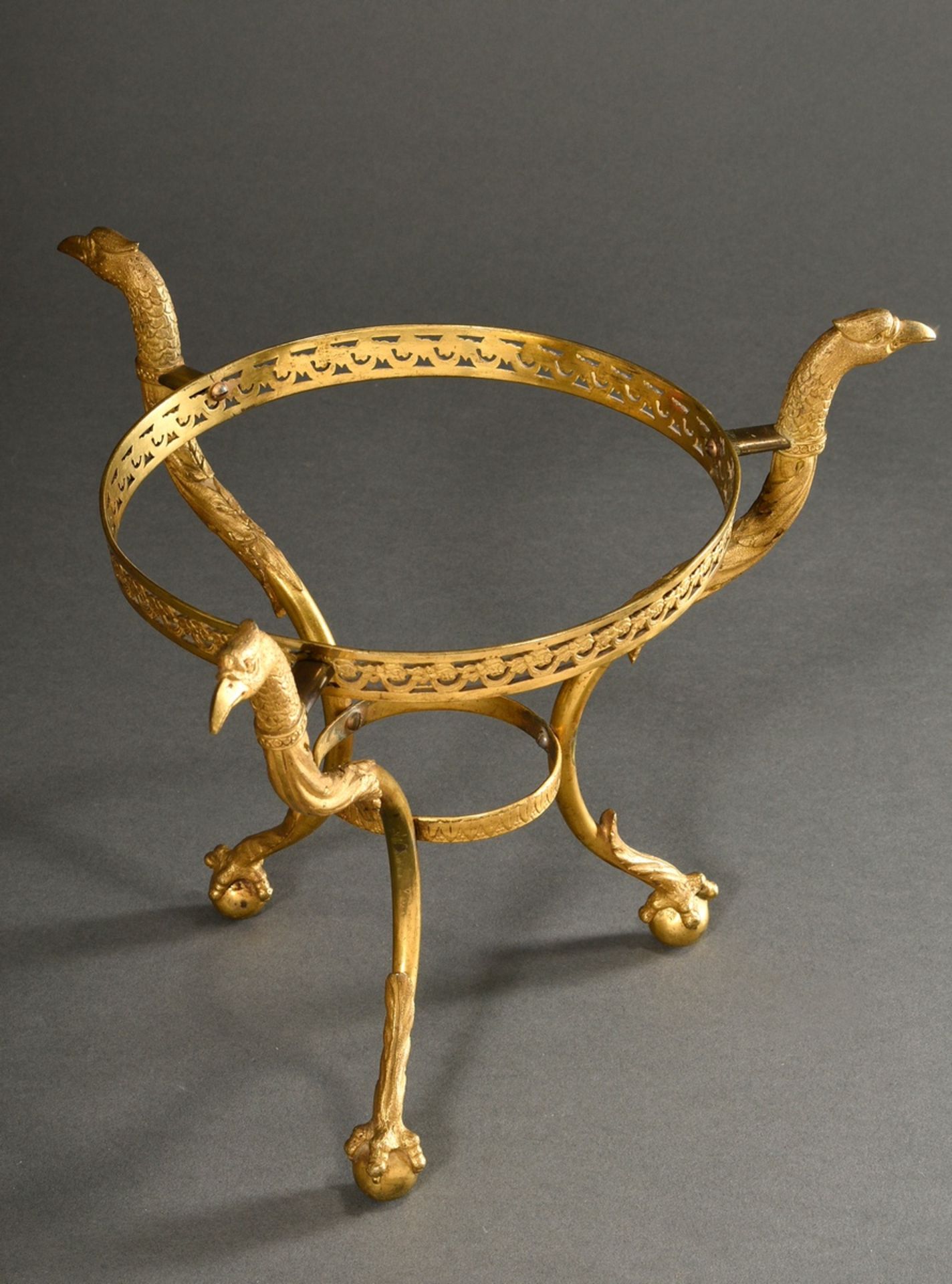 Empire Aufsatz mit feuervergoldetem Bronze Gestell aus 3 Adlerköpfen und -fängen auf Kugeln sowie d - Bild 6 aus 13