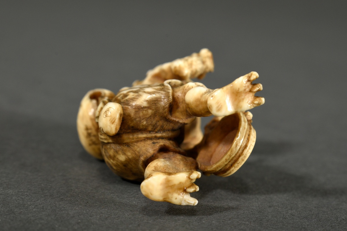 Very fine ivory netsuke "Oni with mokogyo slit drum, waniguchi gong and nyoi sceptre", sign. Tomoma - Image 5 of 7