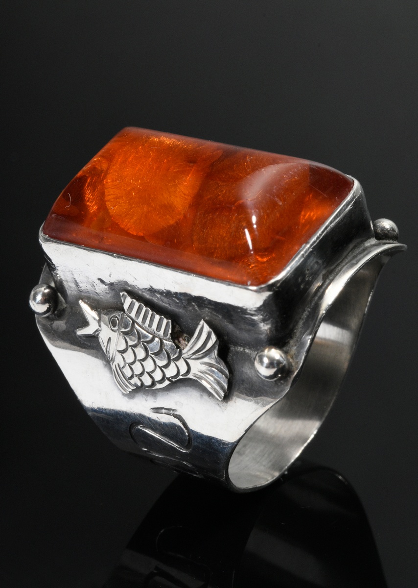 Imposanter Silber 835 Ring mit plastischen Fischen auf den Ringschultern und eckigem Naturbernstein - Bild 2 aus 5