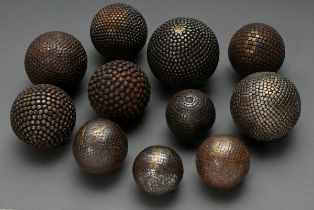 11 Diverse Boulle und Petanque Kugeln in verschiedenen Größen mit Dekorbeschlag aus Eisen- und Mess