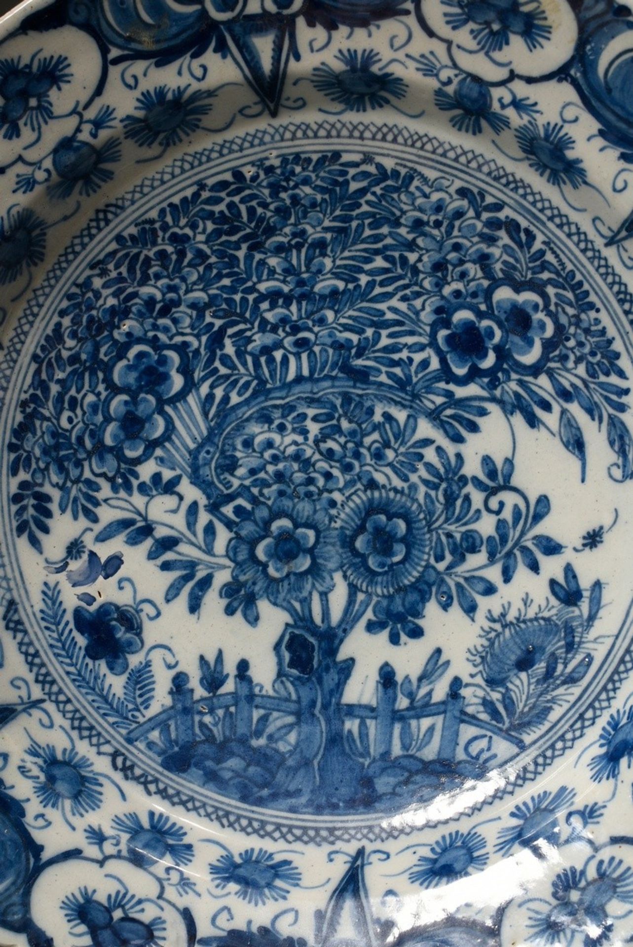 Fayence Teller mit reichem Blaumalerei Dekor „Garten mit Tulpenbaum“, verso bez. „B:P“ für De vergu - Bild 5 aus 6