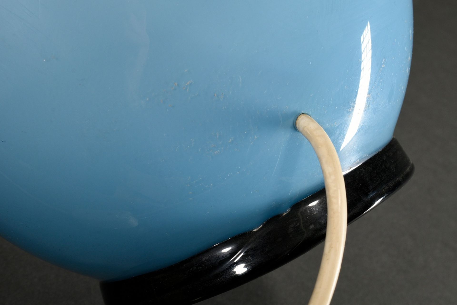 Venini Tischlampe mit ovoidem Glasfuß in hellblau-opakem Glas auf schwarzen Standring, alter Kleber - Bild 6 aus 7