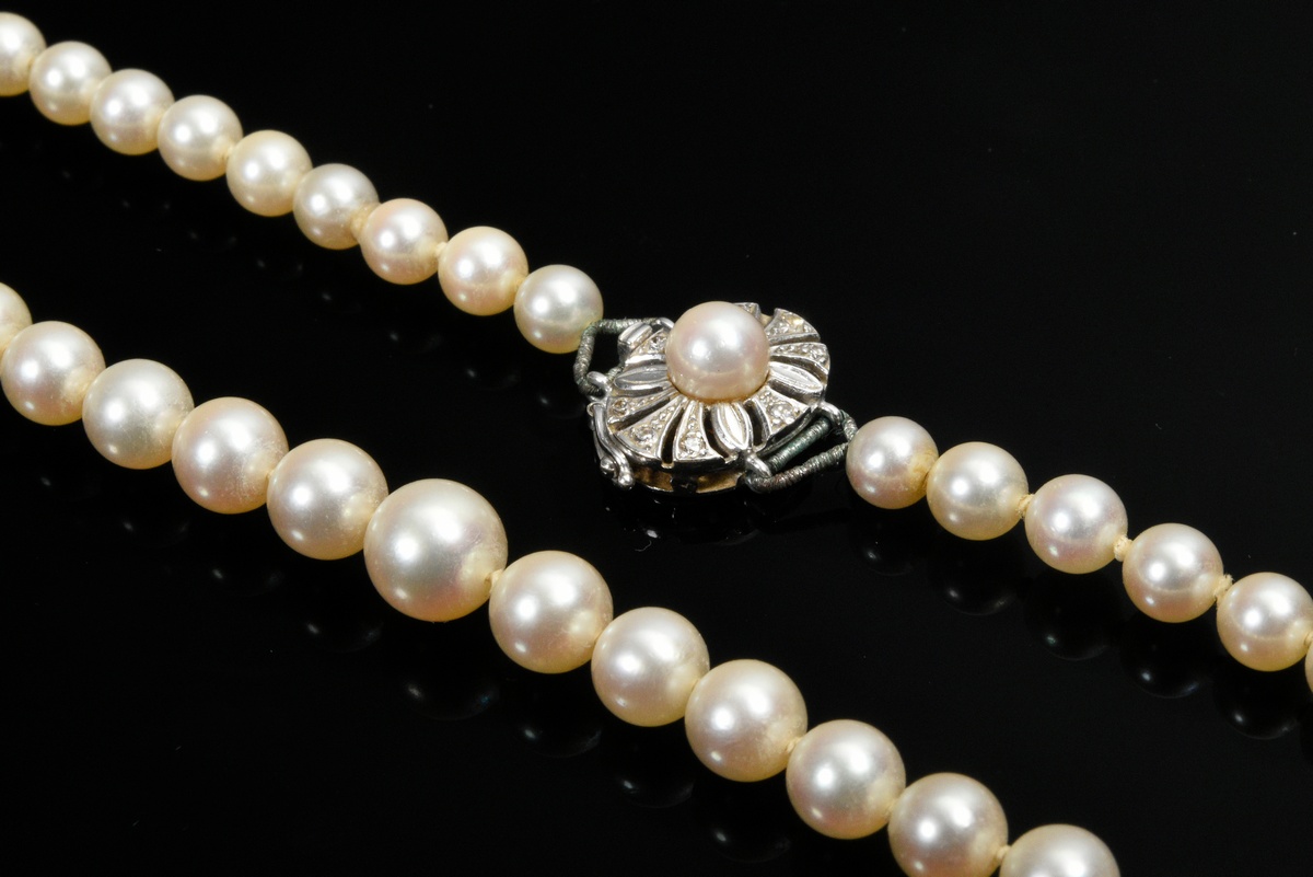 Fine cultured pearl necklace with round white gold 750 clasp, 26.7g, 50.5cm, Ø 5.4-8mm