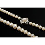 Fine cultured pearl necklace with round white gold 750 clasp, 26.7g, 50.5cm, Ø 5.4-8mm