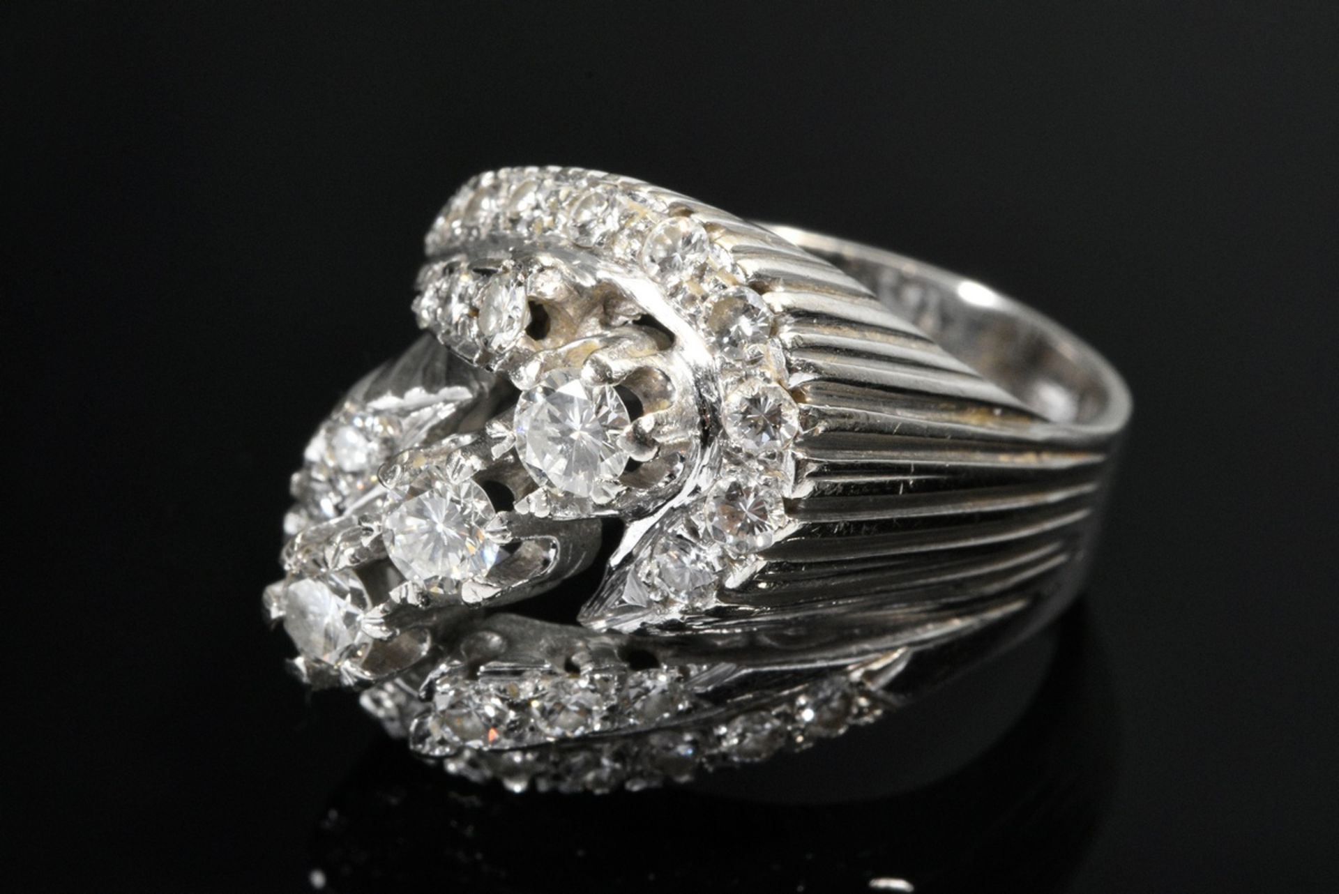 Wide white gold 585 trilogy ring with diamonds (total approx. 1.30ct/VSI-SI/W) in a twisted ring ba - Image 2 of 4