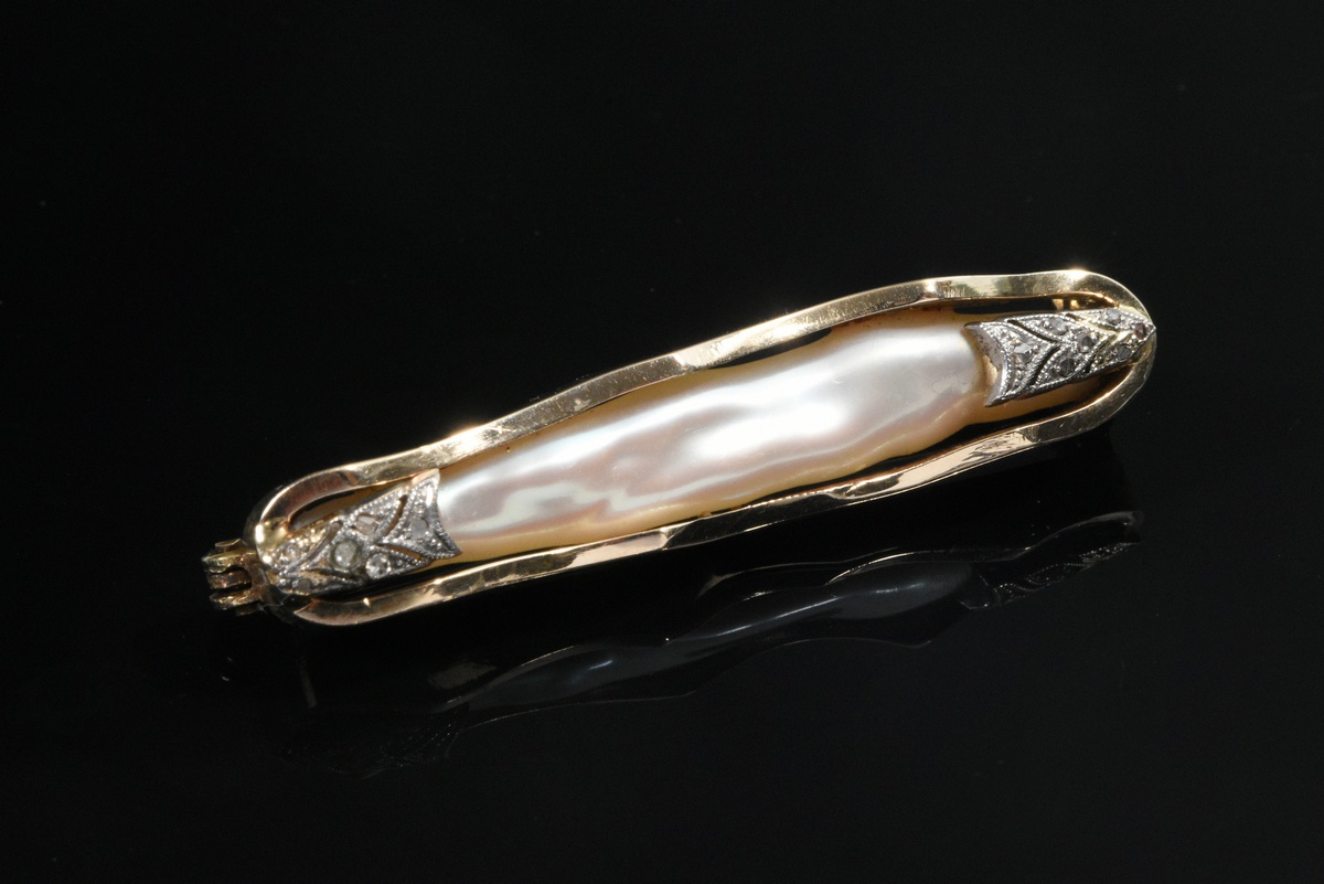 Handmade yellow gold 585 needle with elongated freshwater pearl and small diamond roses in platinum