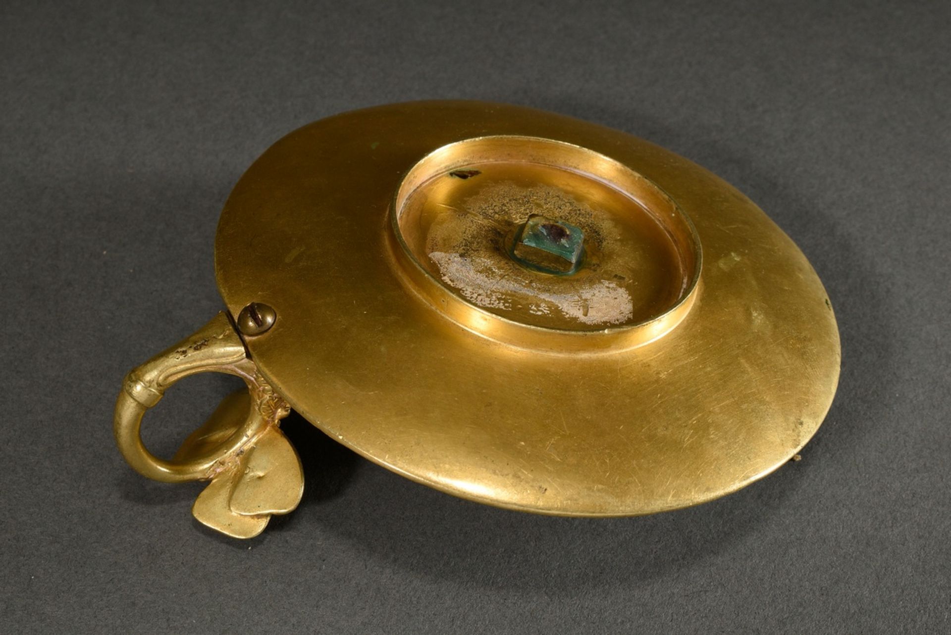 Empire hand candlestick with poppy decoration on the plate and sculpted butterfly thumb rest, gilt  - Image 3 of 4