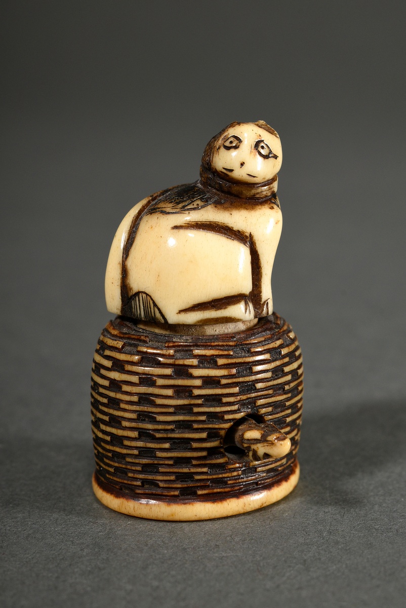 Folkloric stag horn netsuke ‘Cat on basket with moving rat’, beautiful patina, Japan 19th century,  - Image 4 of 5