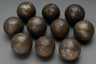 10 Diverse Boulle und Petanque Kugeln mit Dekorbeschlag aus Eisen-, Messing- und Kupfernägeln "Buch