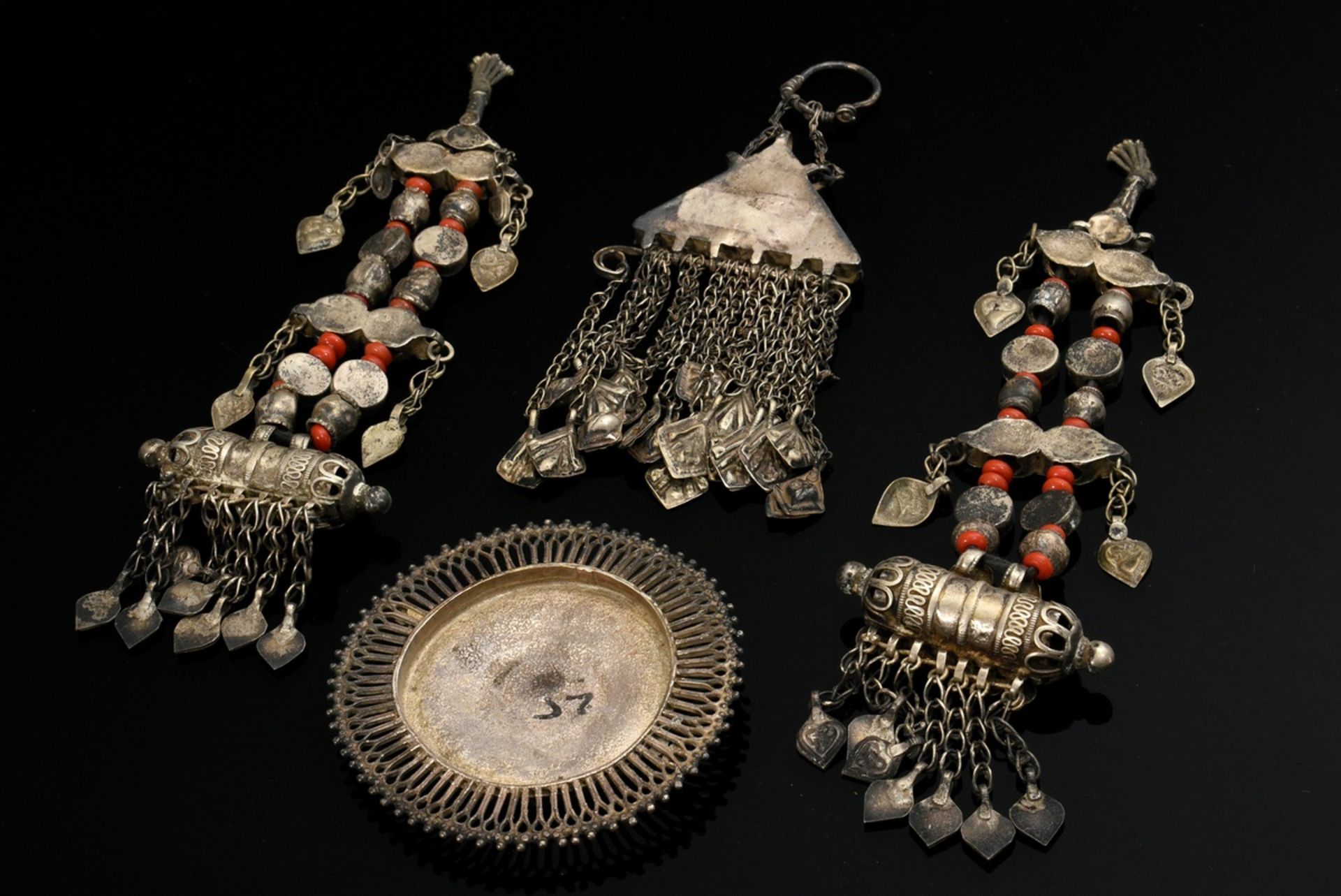 4 Various pieces of Tajik jewelry, consisting of: openwork disc (Ø 8cm), triangular pendant (l. 15c - Image 7 of 9