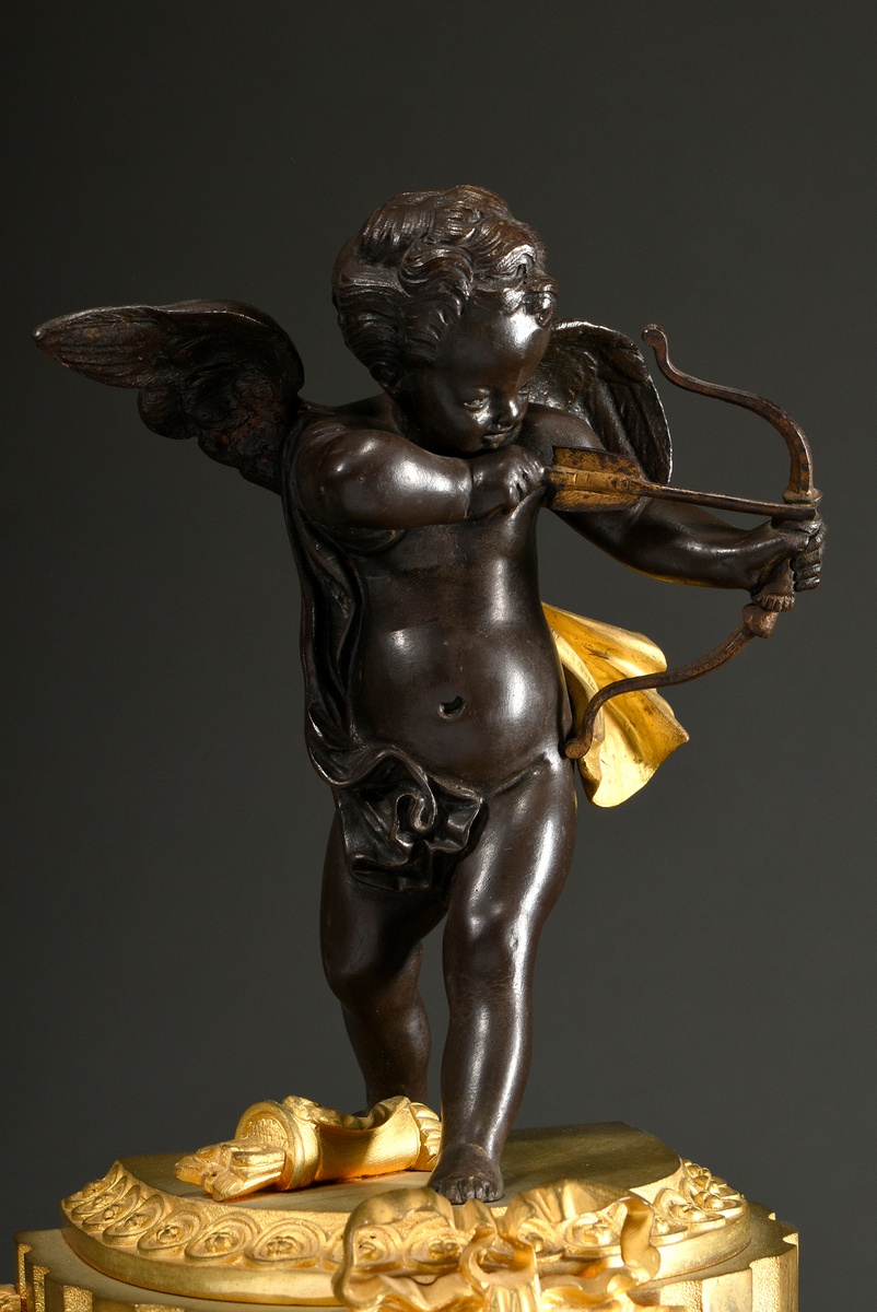 Small fire-gilt column pendulum in Louis XVI style with sculptural top "Cupid" in bronze on a marbl - Image 3 of 9
