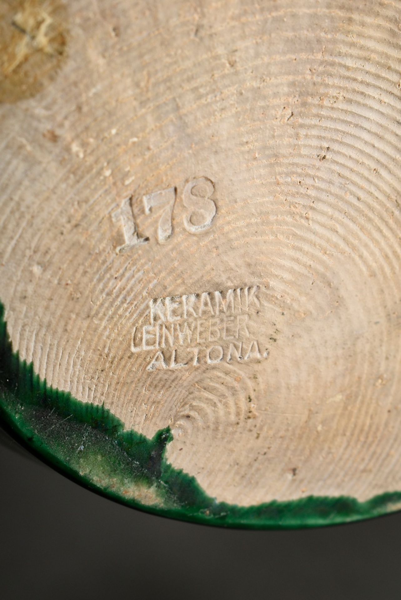 Kleine Keramikvase mit sich verjüngendem Hals und zwei Henkeln, Keramik mit Verlaufsglasur in Grünt - Bild 5 aus 5