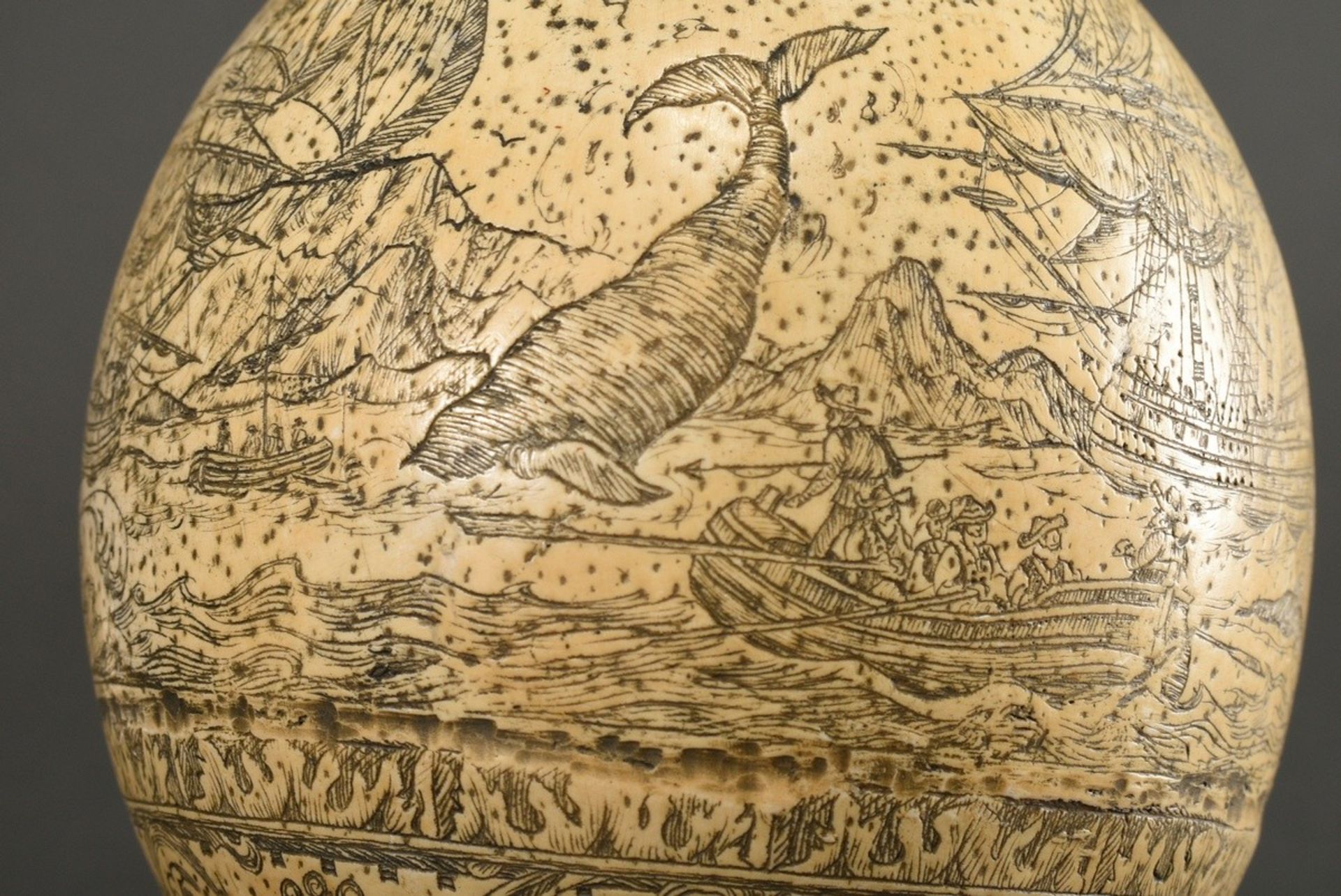 Graviertes Resin Straußenei in Scrimshaw Manier "Walfang Szenen und Mascarons" auf gegossenem Metal - Bild 8 aus 9