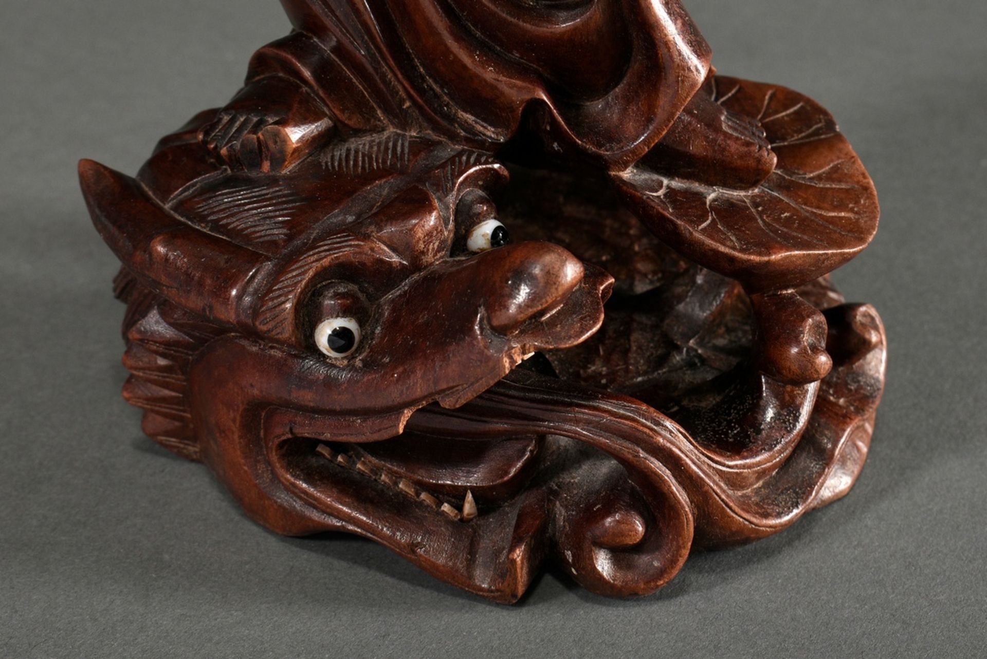 Guanyin auf Lotosblatt und Drachenkopf stehend in eleganter Bewegung, Redwood mit eingesetzten Glas - Bild 3 aus 3