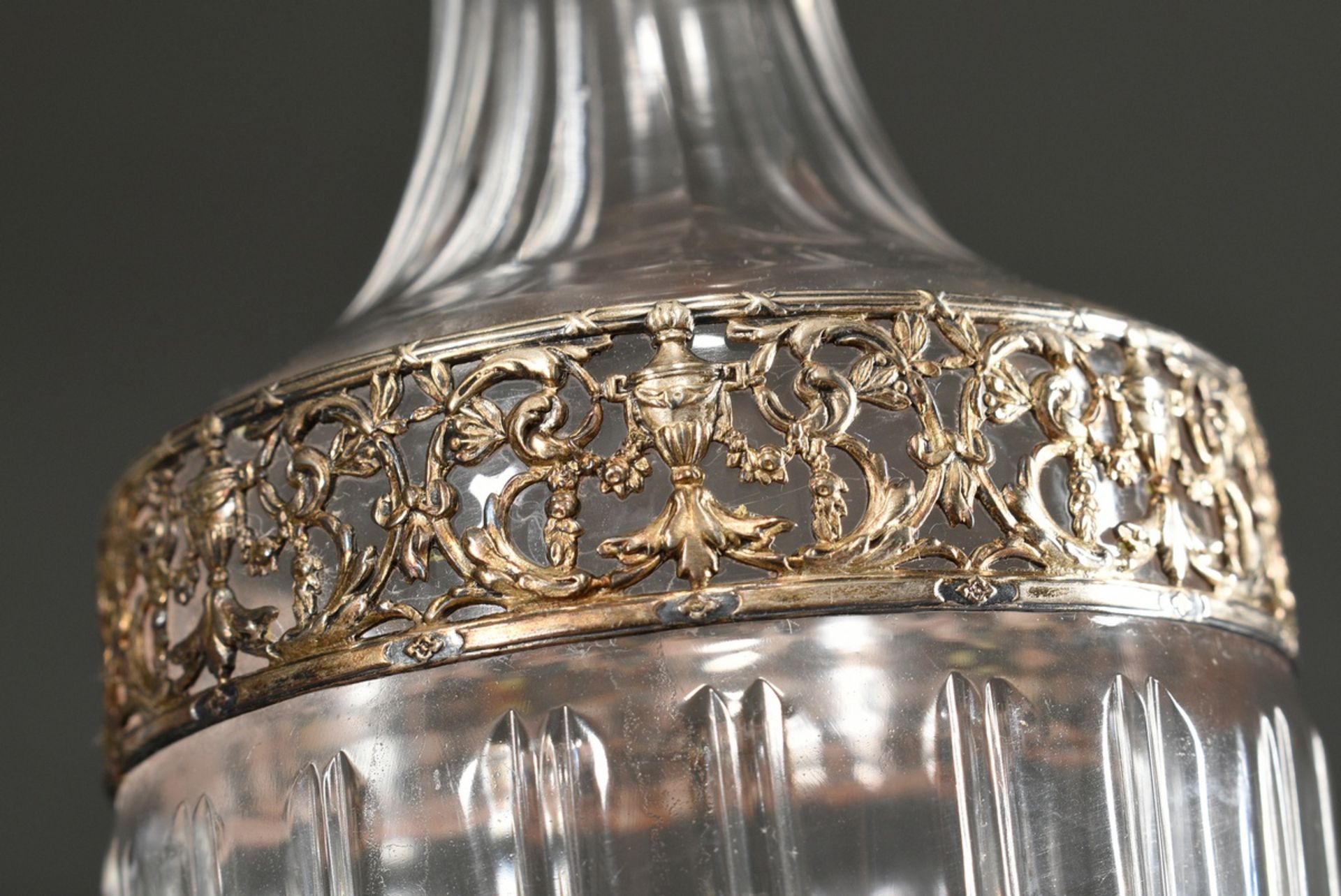 Kleine französische Kristall Karaffe mit facettiertem Korpus und floral durchbrochenem Silber 900 F - Bild 3 aus 4