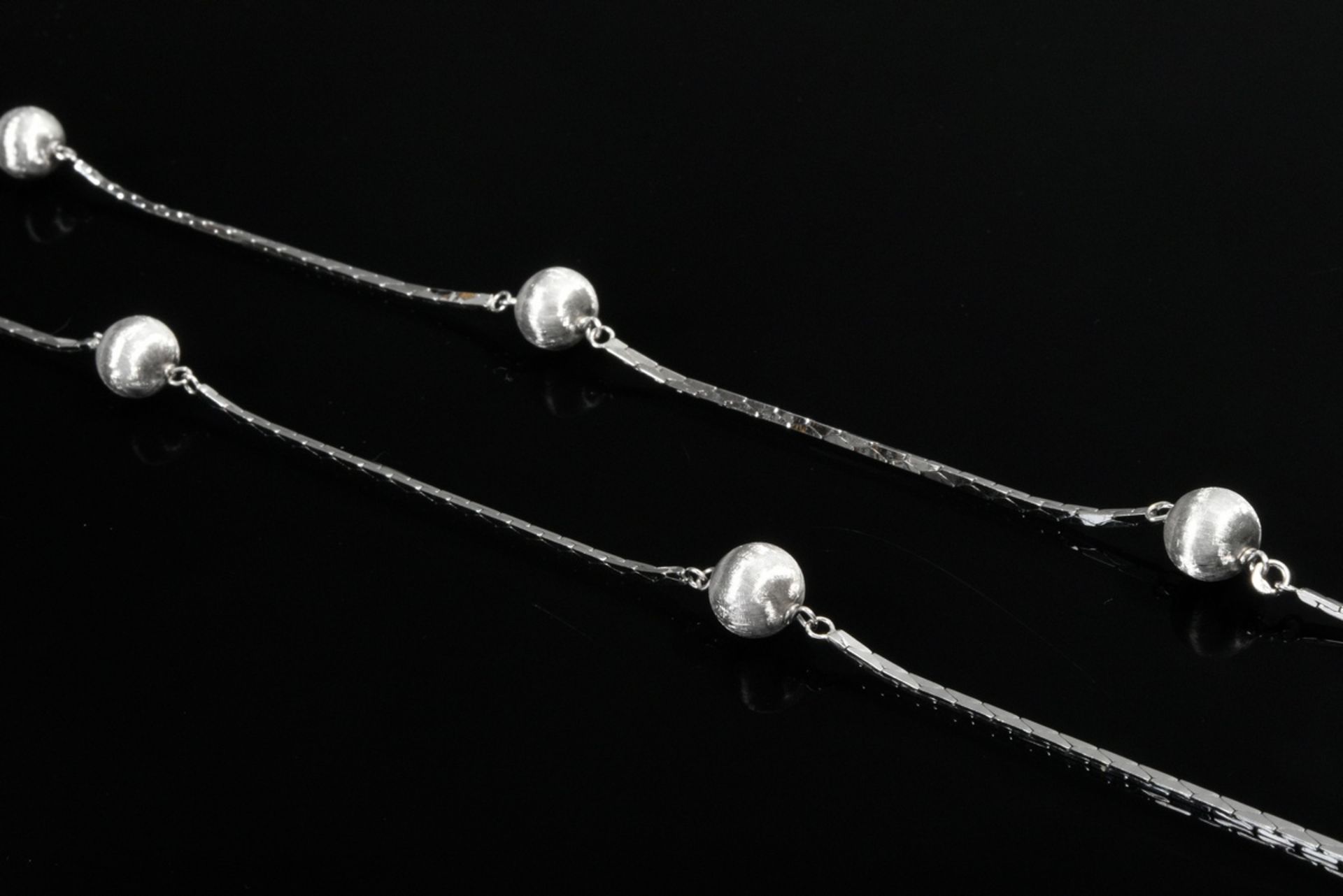 2 Pieces of white gold jewelry: 750 necklace with delicately grooved spheres (32.5g/ 43.5cm) and 58 - Image 4 of 4