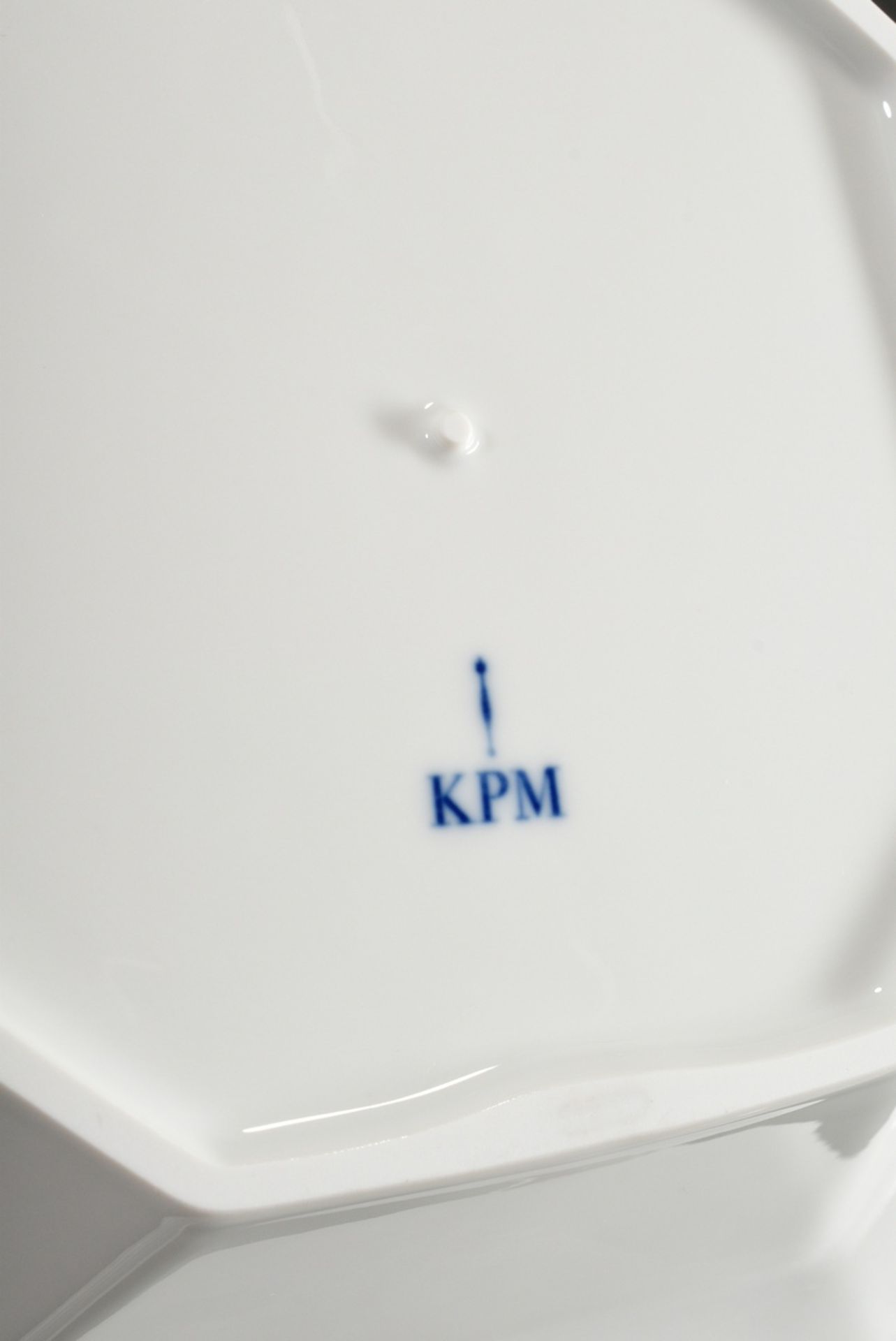 3 Diverse Teile KPM "Kurland weiß" mit Reliefborte: Deckelterrine (H. 25cm, Ø 22,5cm), ovale Platte - Bild 5 aus 5