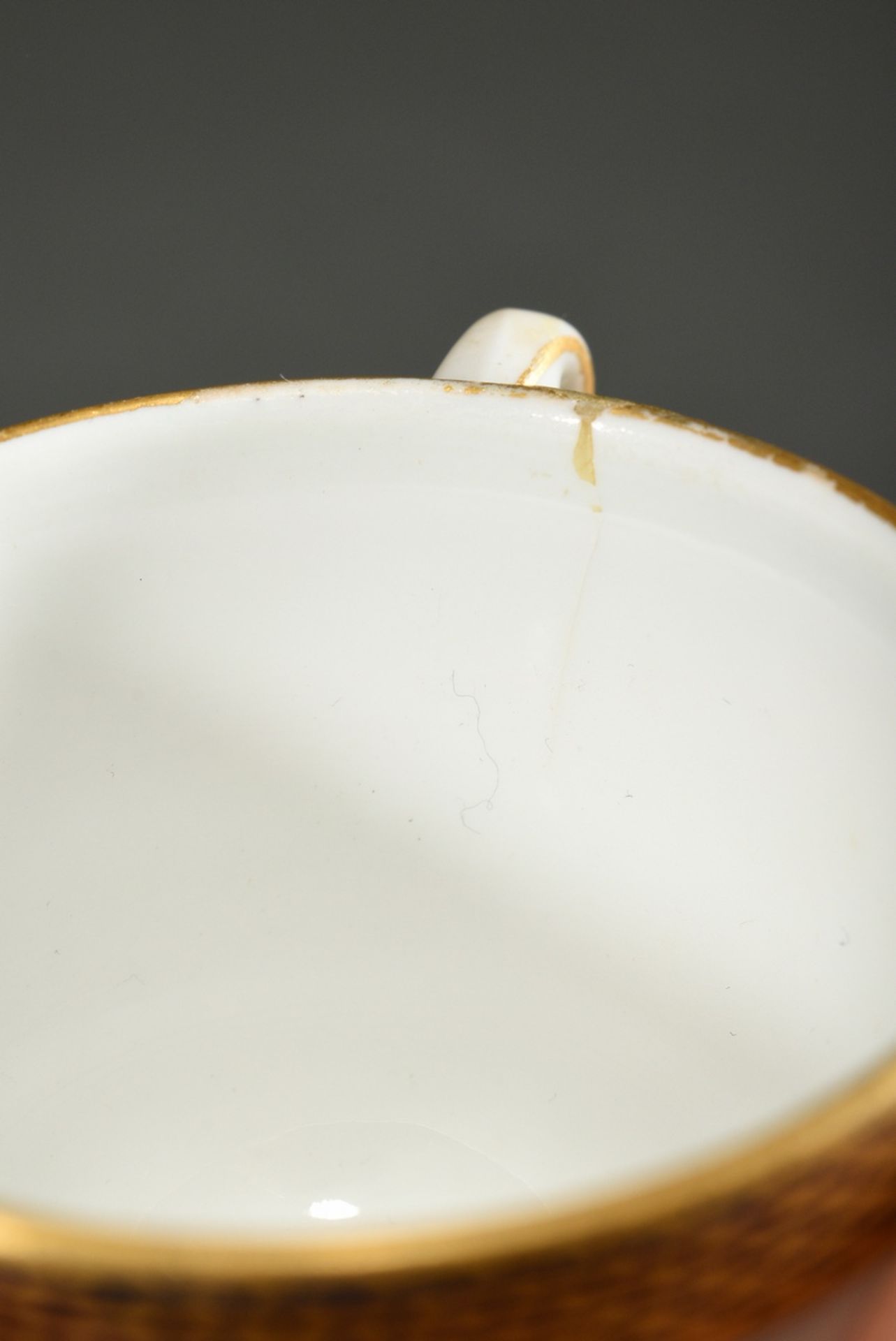 2 Diverse Meissen Tassen: 1 Marcolini Teetasse/UT mit eckigem Henkel und Grisaillemalerei mit Golds - Bild 8 aus 8