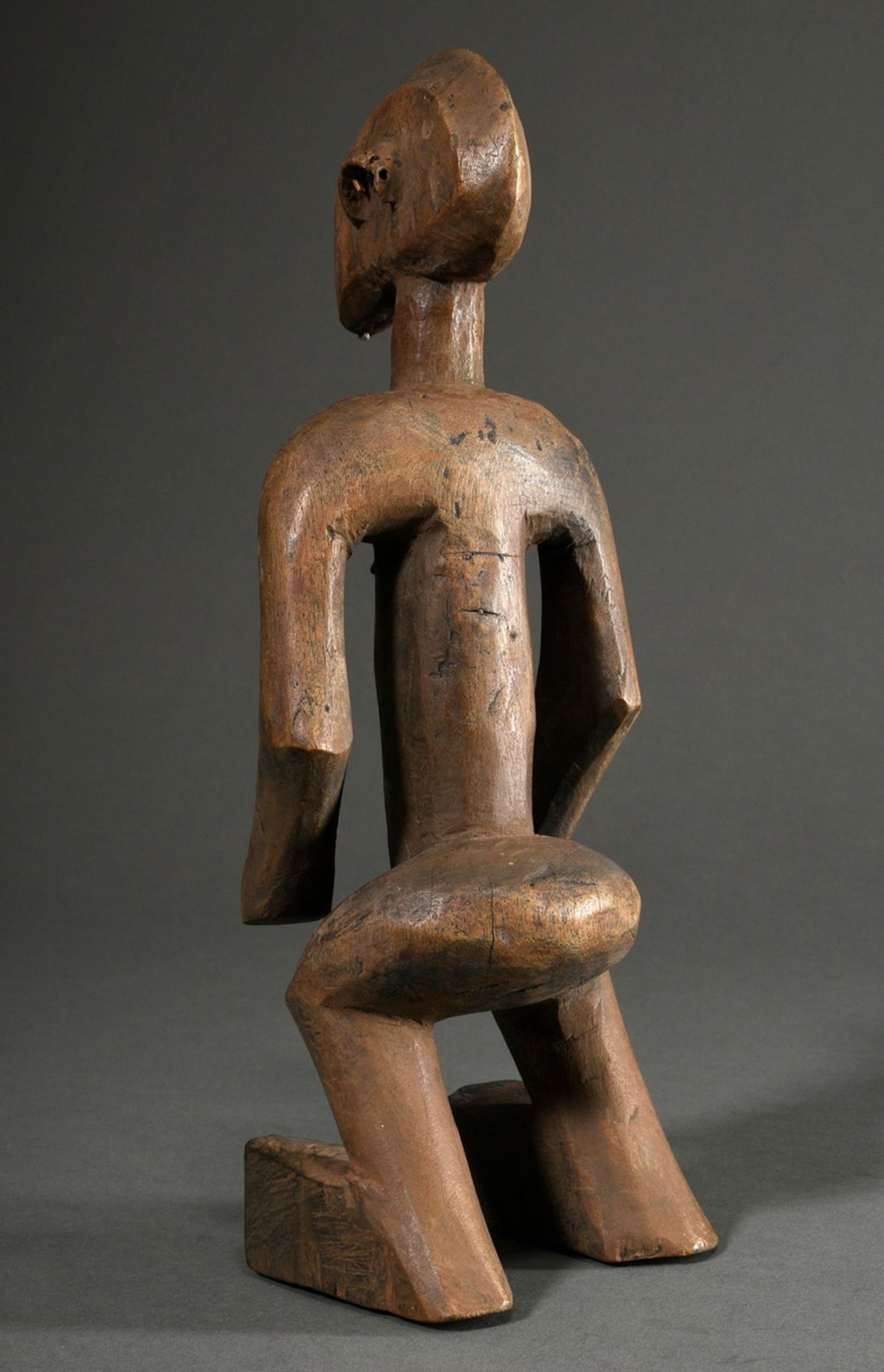 Figur der nördlichen Bamana/ Bambara, West Afrika/ Mali 1. Hälfte 20.Jh., Holz, in beiden Ohren alt - Bild 5 aus 11