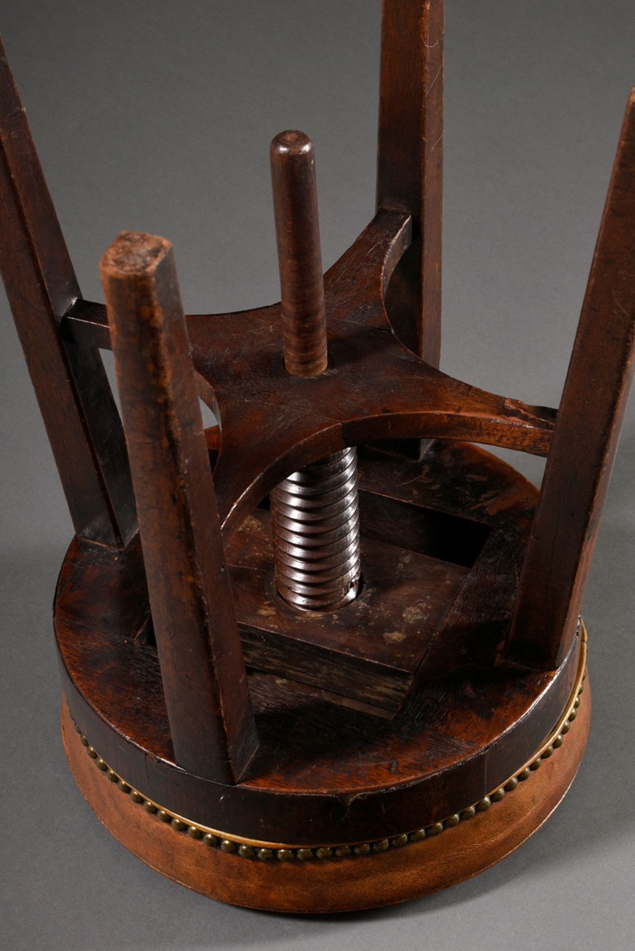 English mahogany swivel stool with brown leather upholstery, 19th century, h. 48.5cm, Ø 33cm, signs - Image 3 of 3