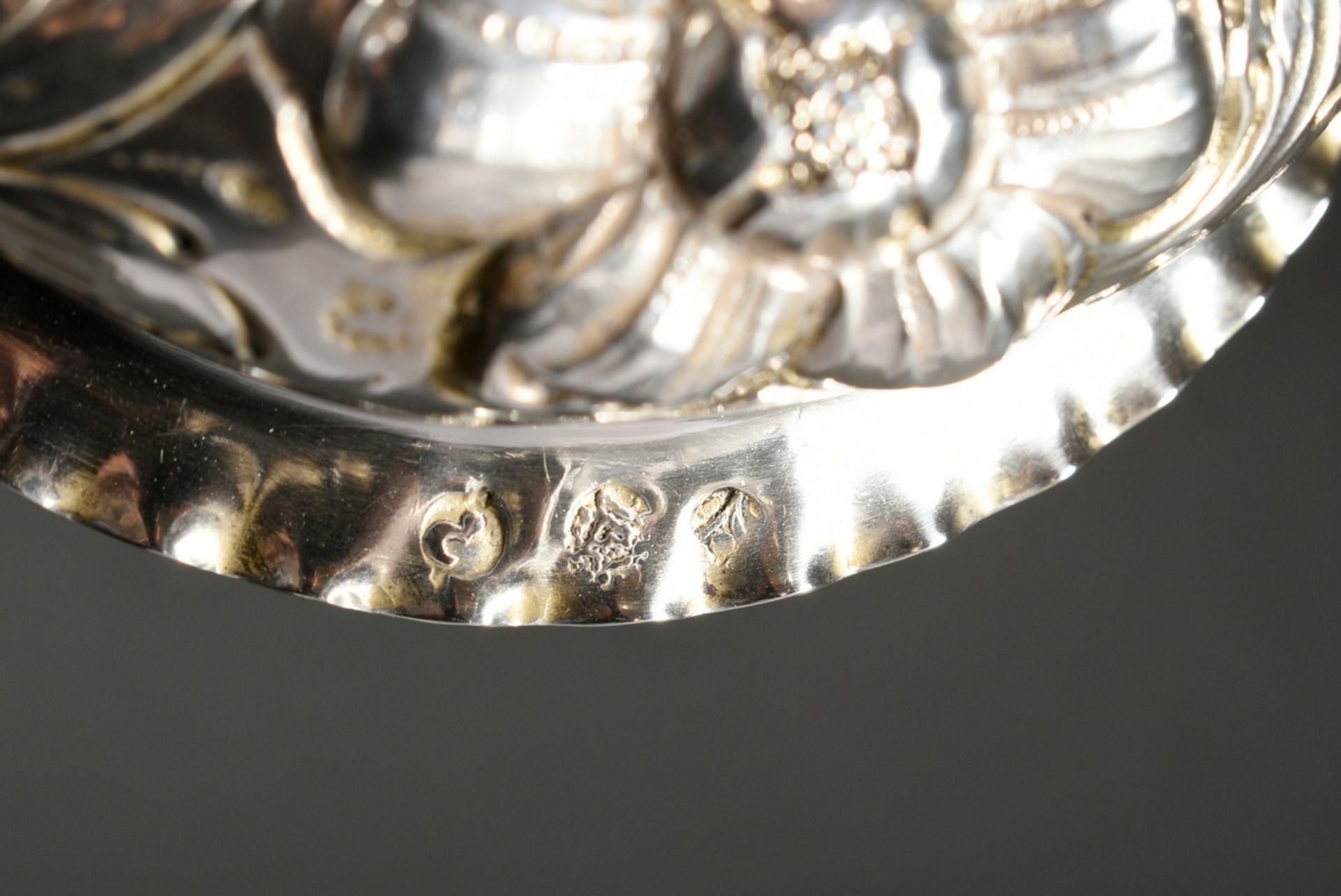 Glockenleuchter in barocker Façon mit gedrehtem Schaft über gewölbtem Fuß mit getriebenem Blumendek - Bild 5 aus 5