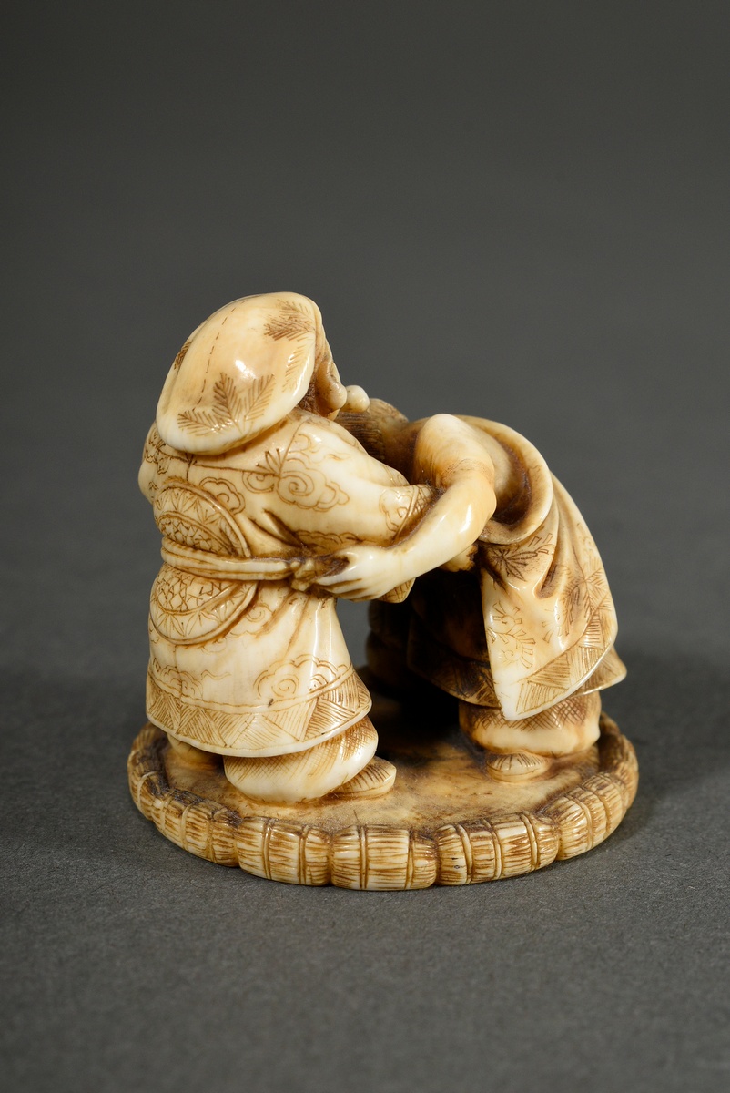 Fine ivory netsuke "The gods of fortune Daikoku and Fukurokuju in a sumo ring", signed in red lacqu - Image 2 of 4