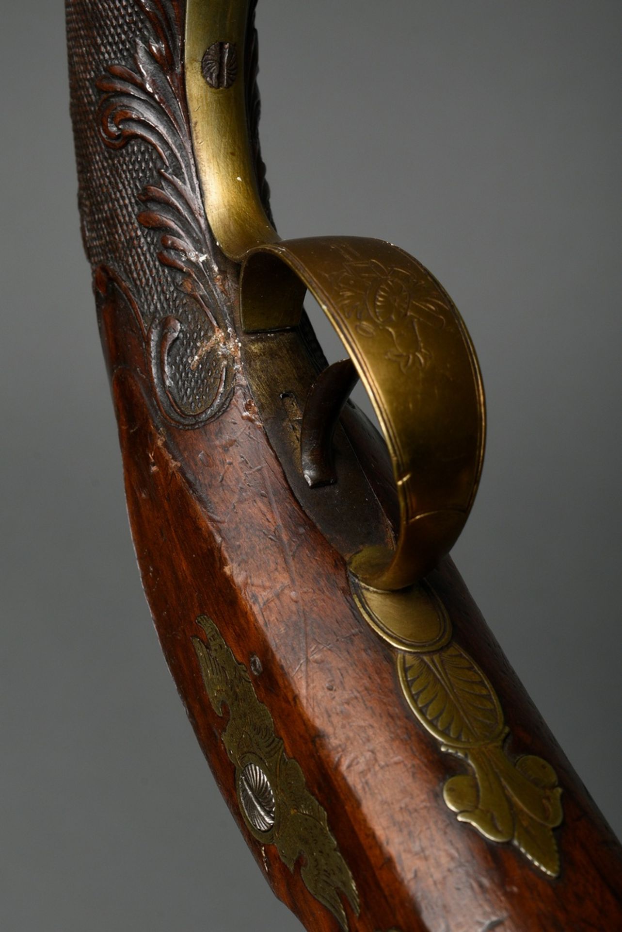 Paar Duellpistolen, Percussionsschloss, gezogener Achtkantlauf, z.T. gravierte Bronze- und Eisenbes - Bild 6 aus 12