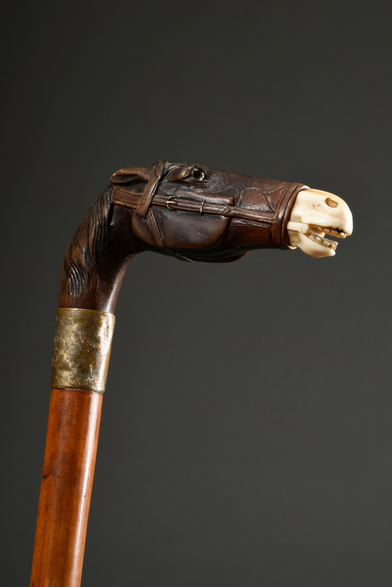 Walking stick with finely carved crutch ‘horse head’, boxwood with glass eyes and ivory mouth, bras - Image 2 of 7