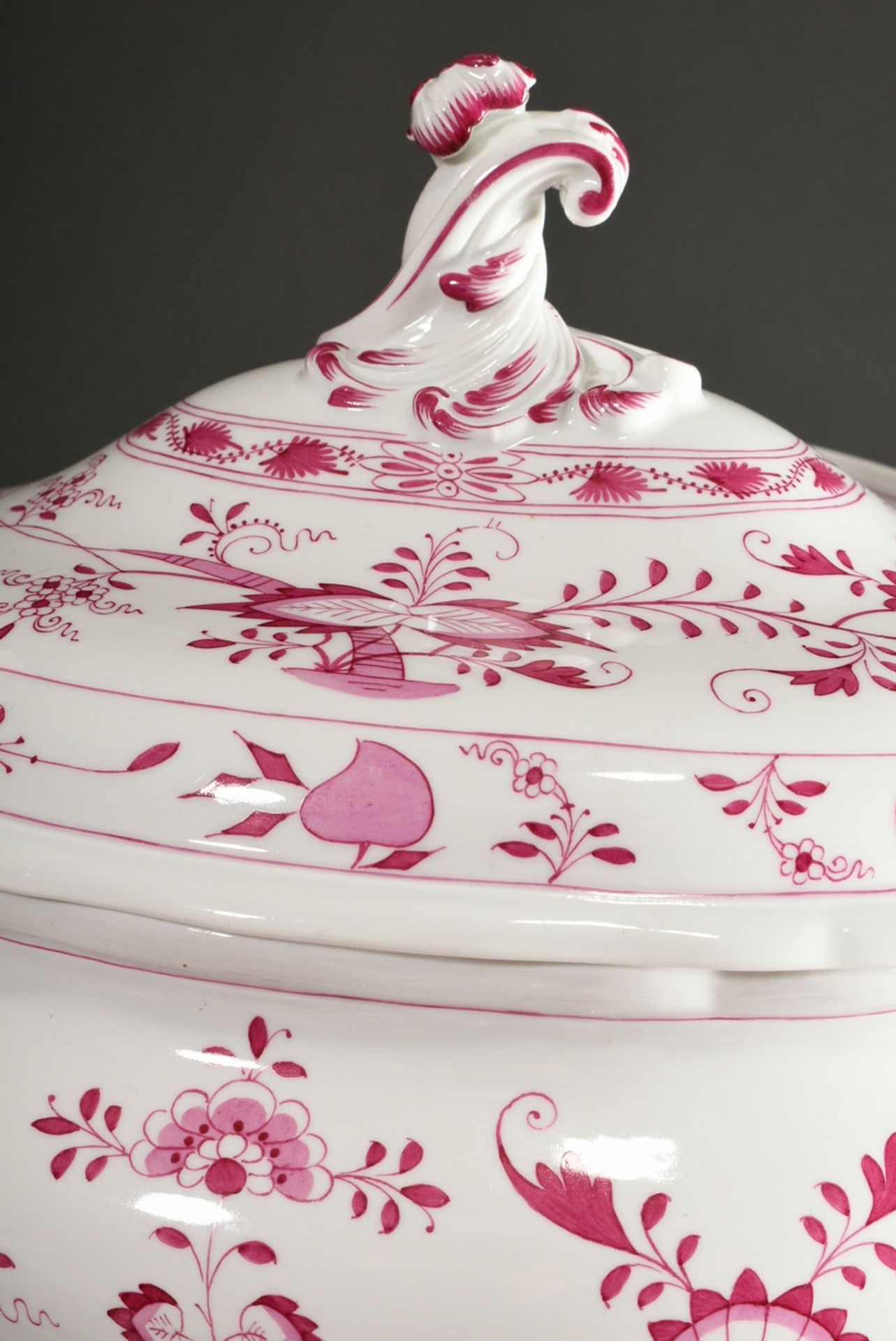 65 Pieces rare Meissen dinner service "Zwiebelmuster Pink", custom made around 1900, consisting of: - Image 11 of 27