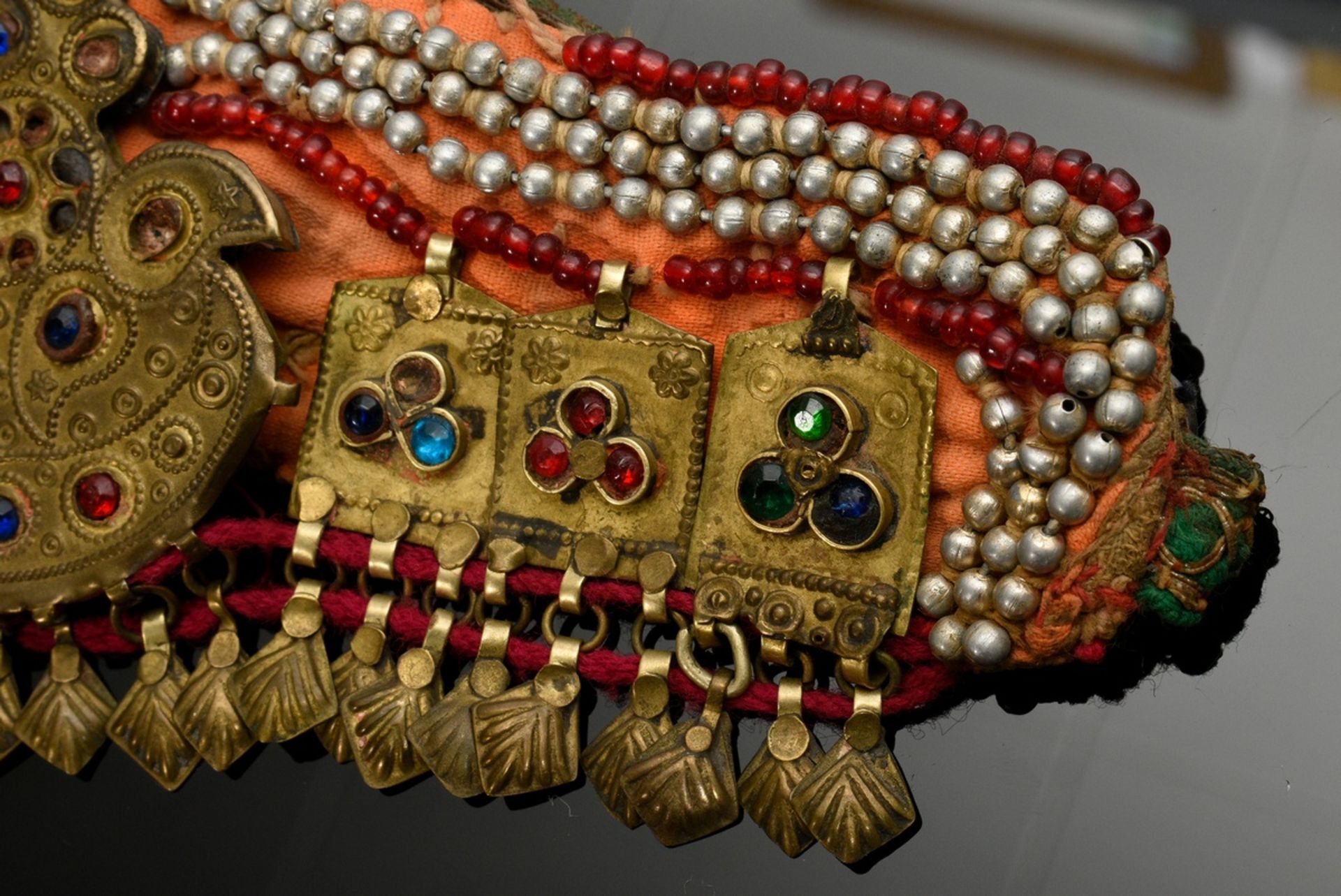 2 Diverse Teile afghanischer Choker und Stirnschmuck mit Glassteinen, Plättchen und Perlen auf Stof - Bild 5 aus 8